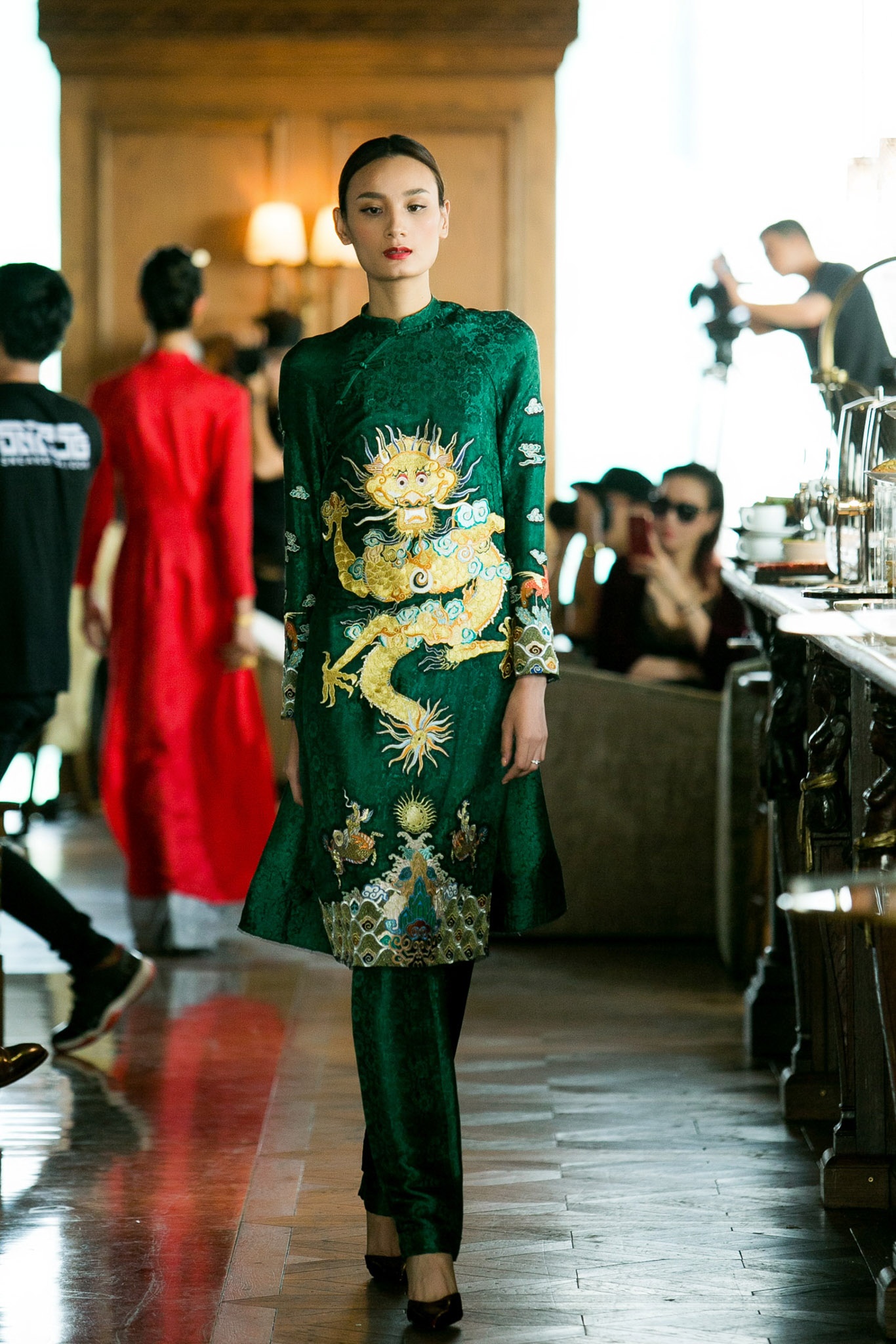 Dan my nhan o su kien anh 1