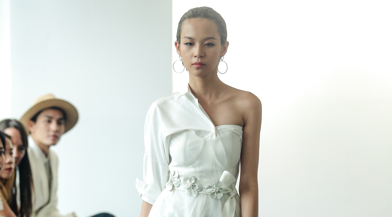 Phi Phuong Anh trinh dien ao cup nguc goi cam cua Angela Phuong Trinh hinh anh