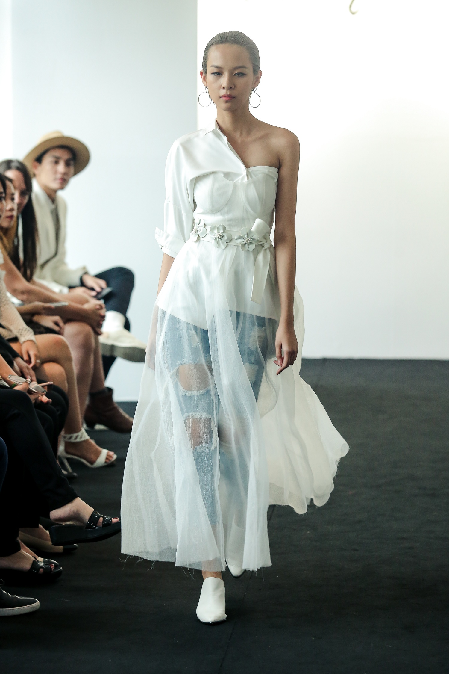 Phi Phuong Anh lam vedette show Phuong Trinh anh 1