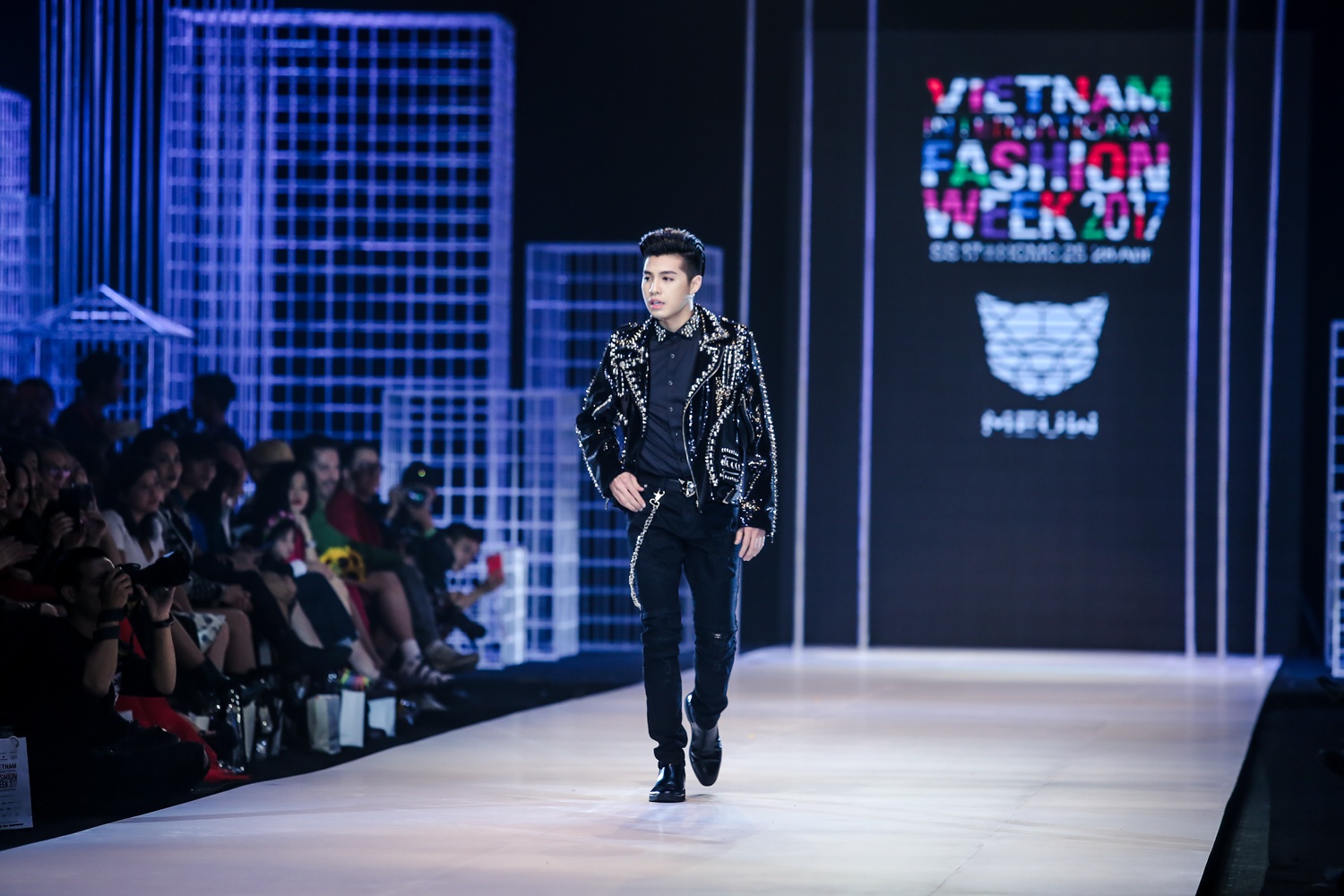 Noo Phuoc Thinh catwalk giua dan mau anh 1