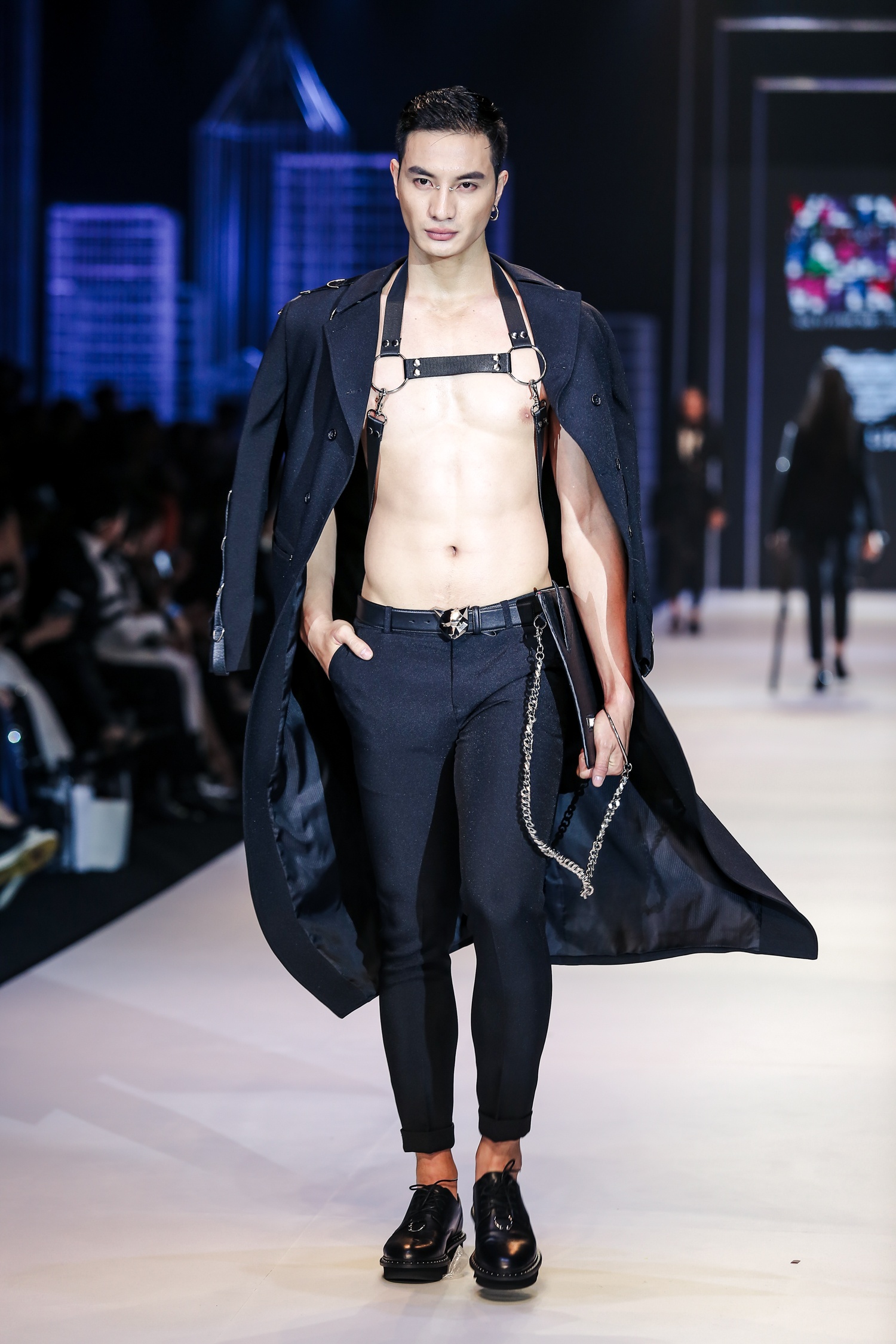 Noo Phuoc Thinh catwalk giua dan mau anh 10