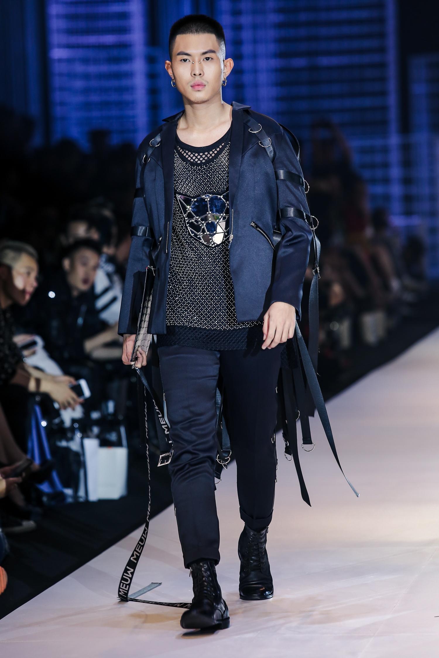 Noo Phuoc Thinh catwalk giua dan mau anh 11