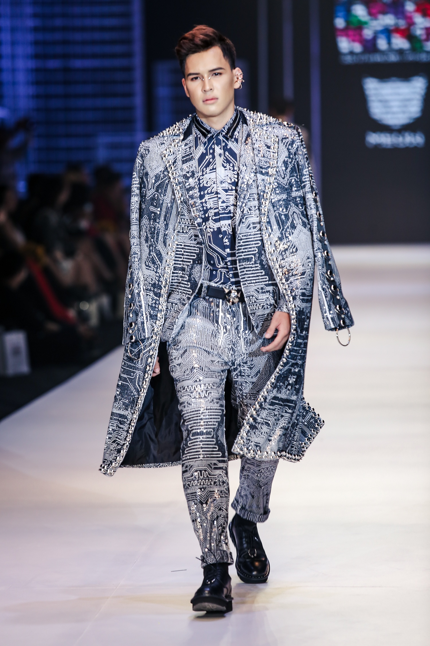 Noo Phuoc Thinh catwalk giua dan mau anh 12