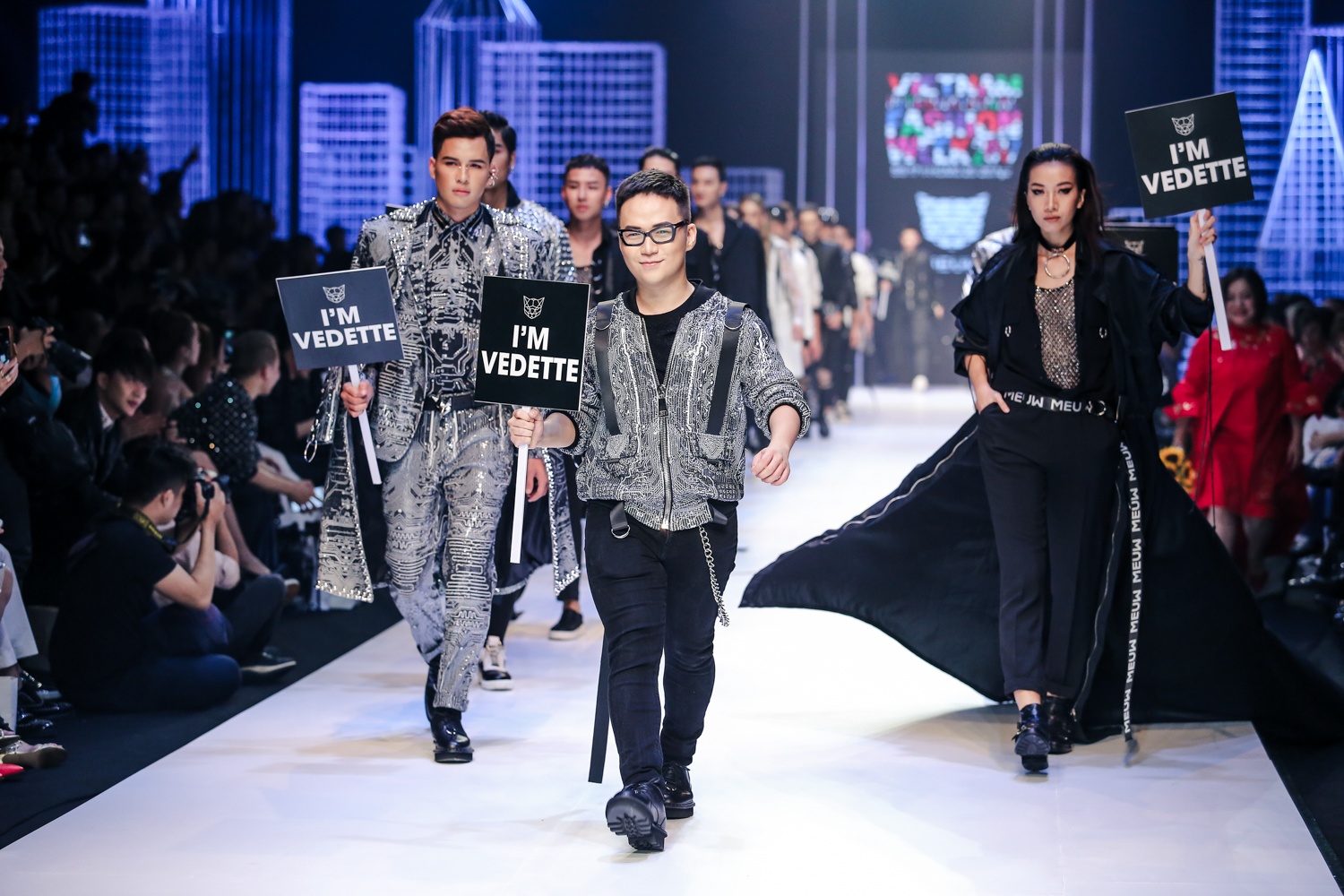 Noo Phuoc Thinh catwalk giua dan mau anh 13