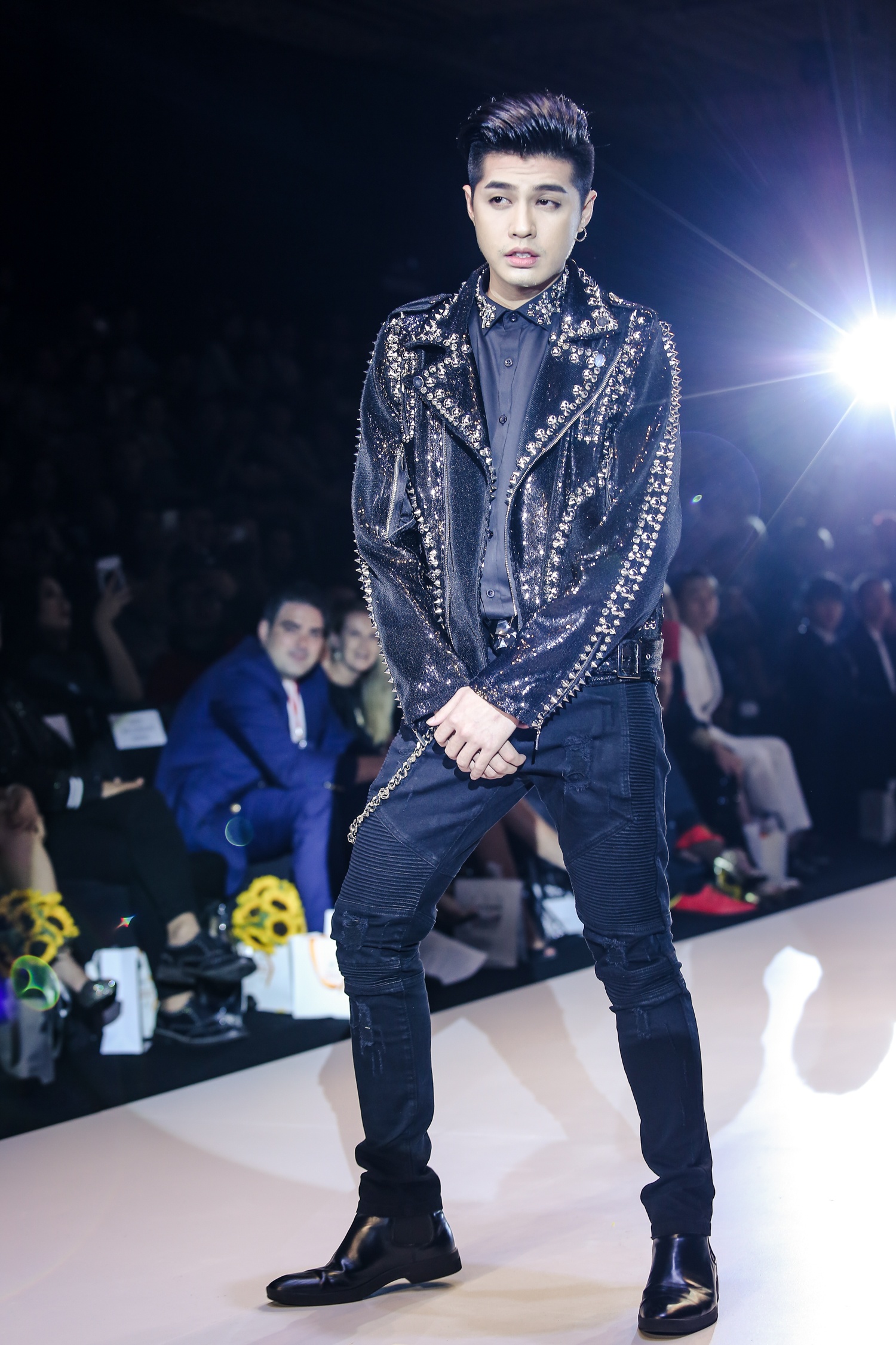 Noo Phuoc Thinh catwalk giua dan mau anh 2