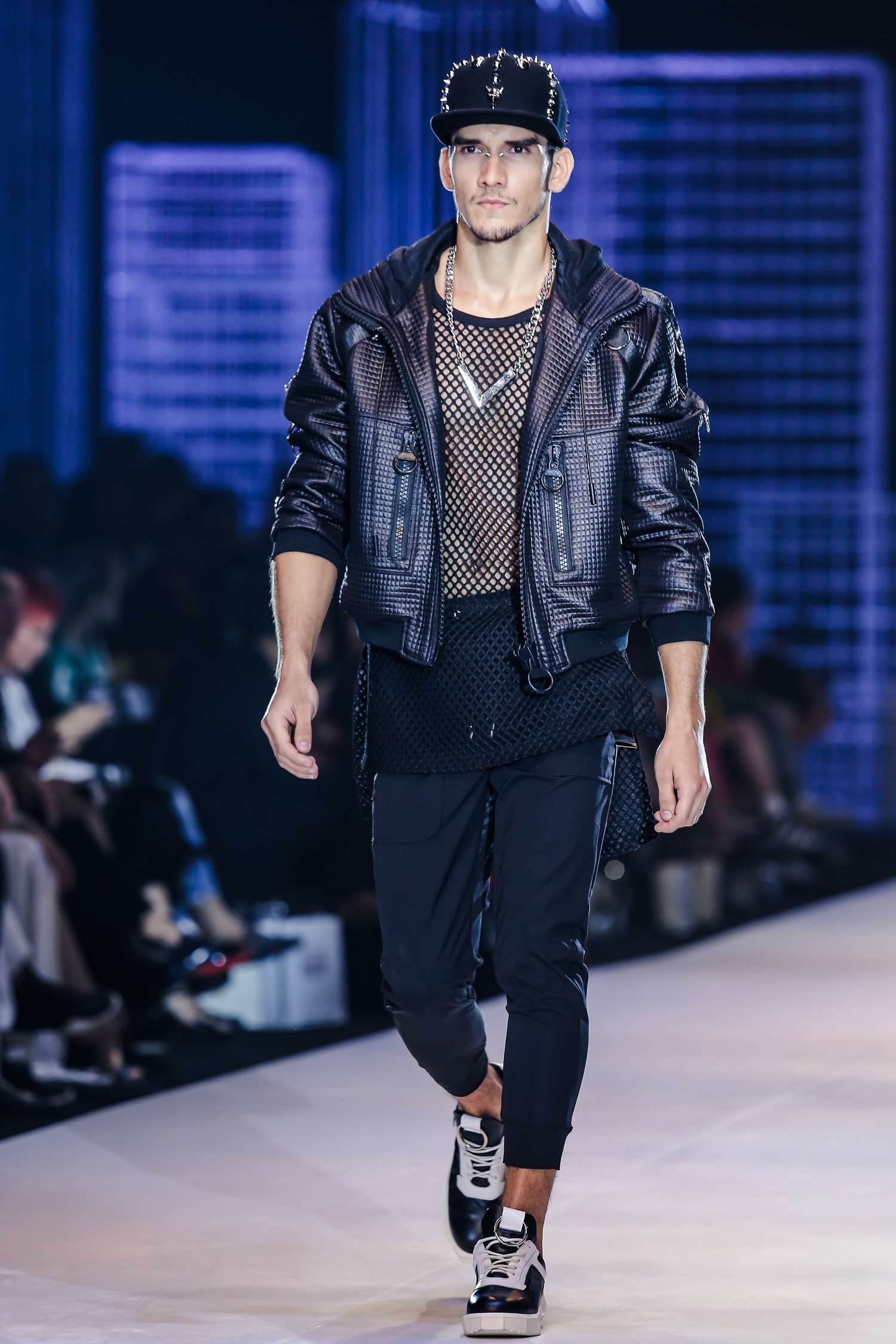 Noo Phuoc Thinh catwalk giua dan mau anh 3