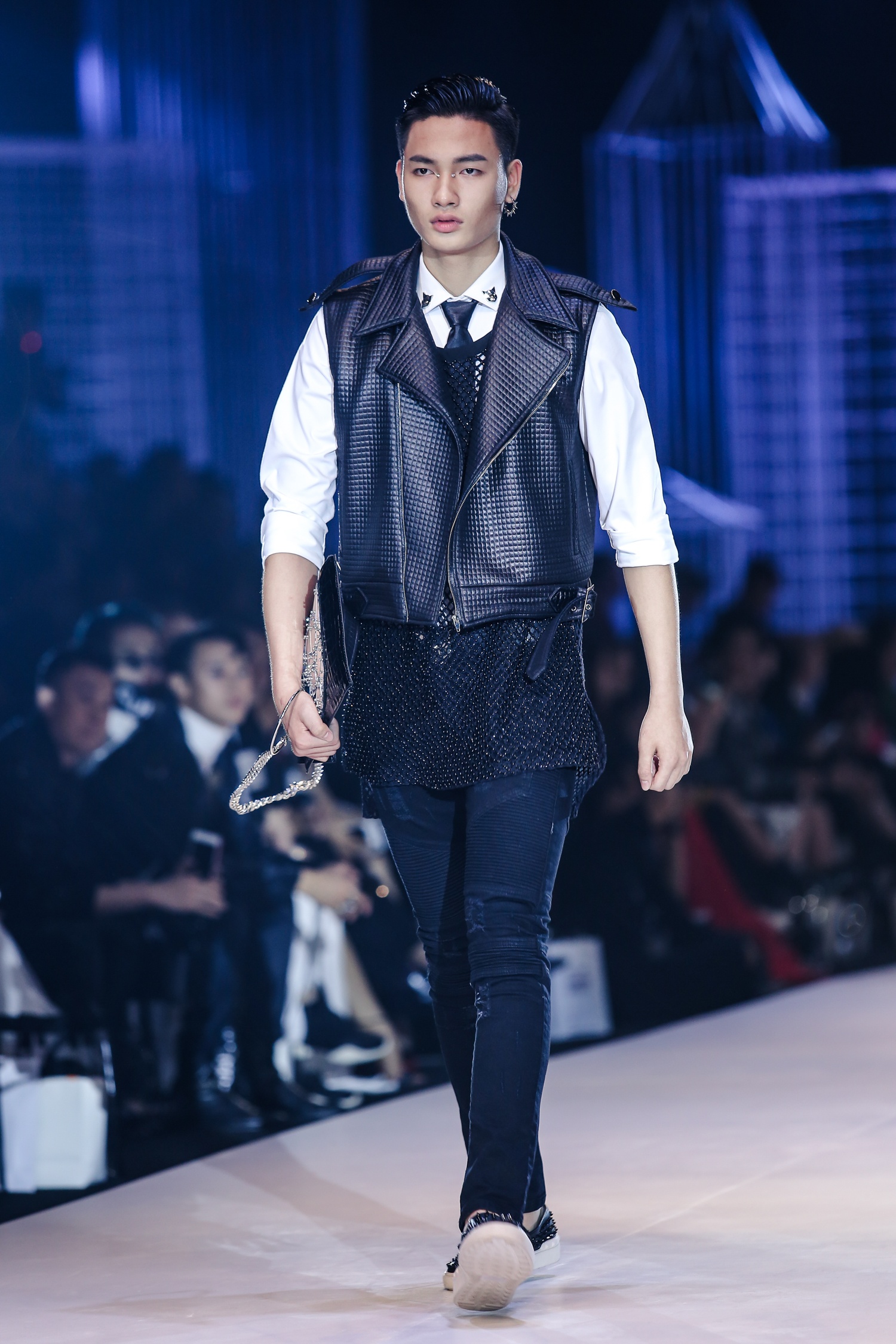Noo Phuoc Thinh catwalk giua dan mau anh 4