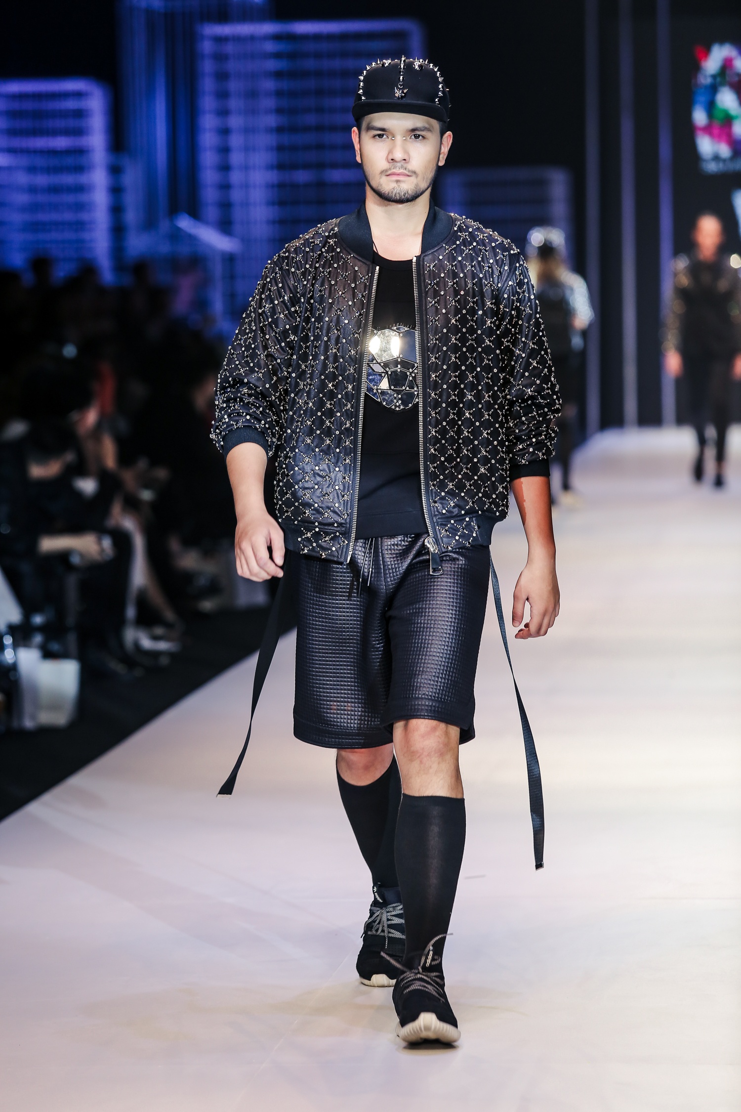 Noo Phuoc Thinh catwalk giua dan mau anh 6