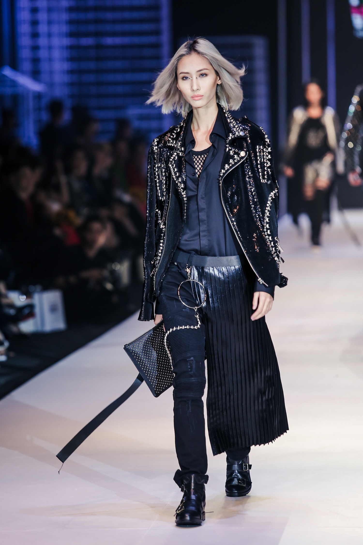 Noo Phuoc Thinh catwalk giua dan mau anh 7