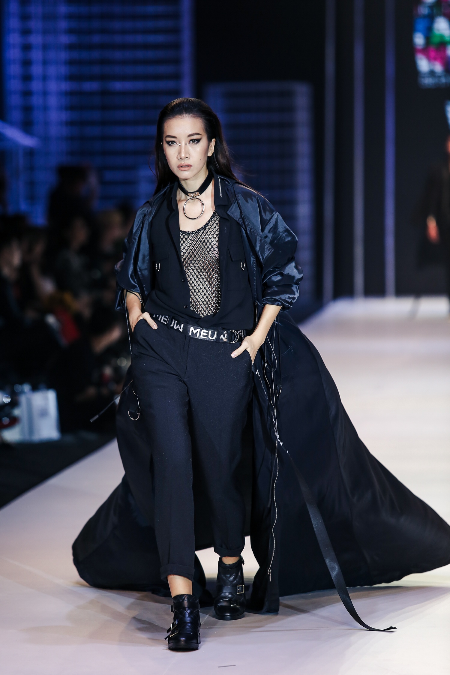 Noo Phuoc Thinh catwalk giua dan mau anh 8