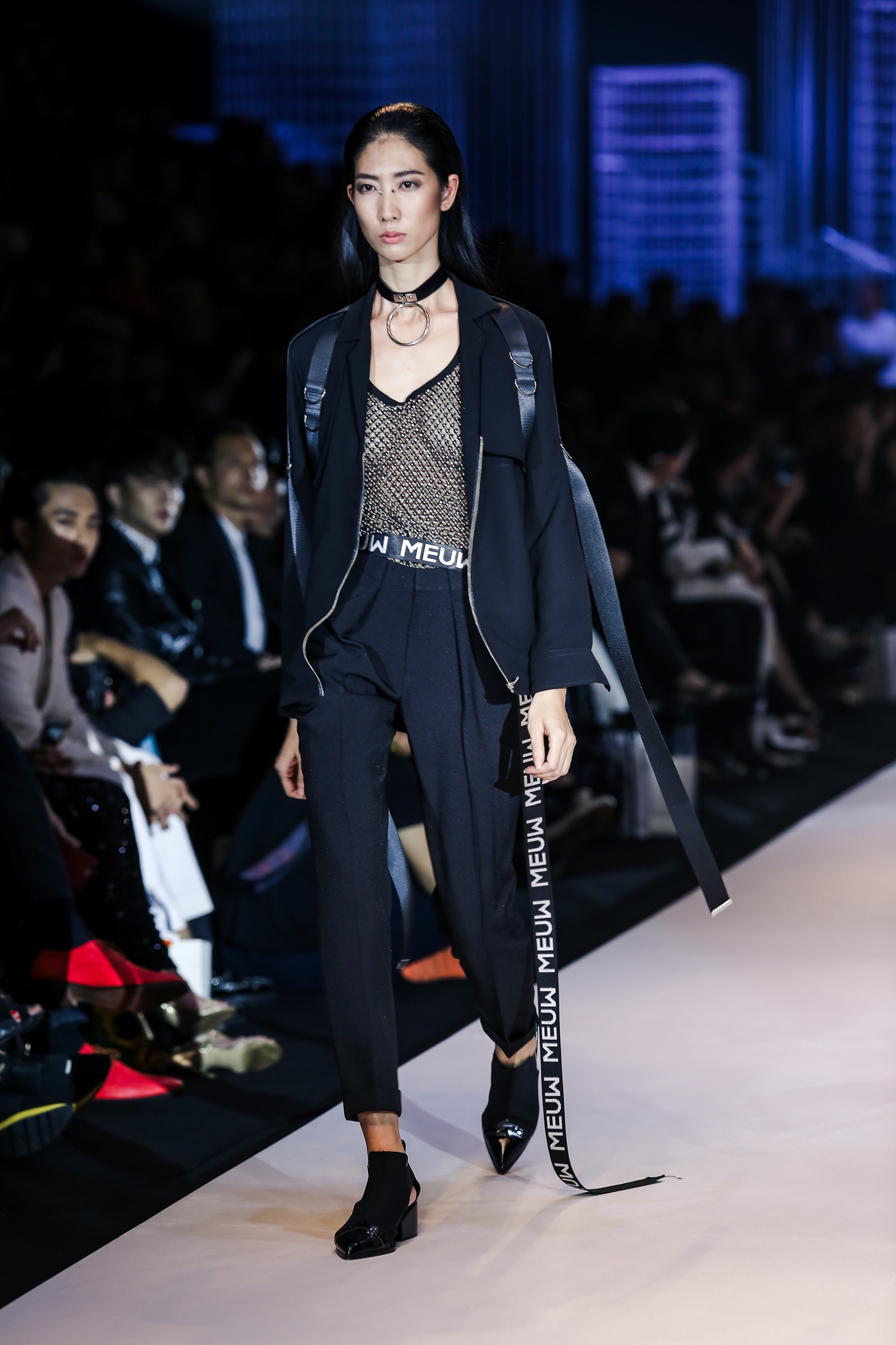 Noo Phuoc Thinh catwalk giua dan mau anh 9