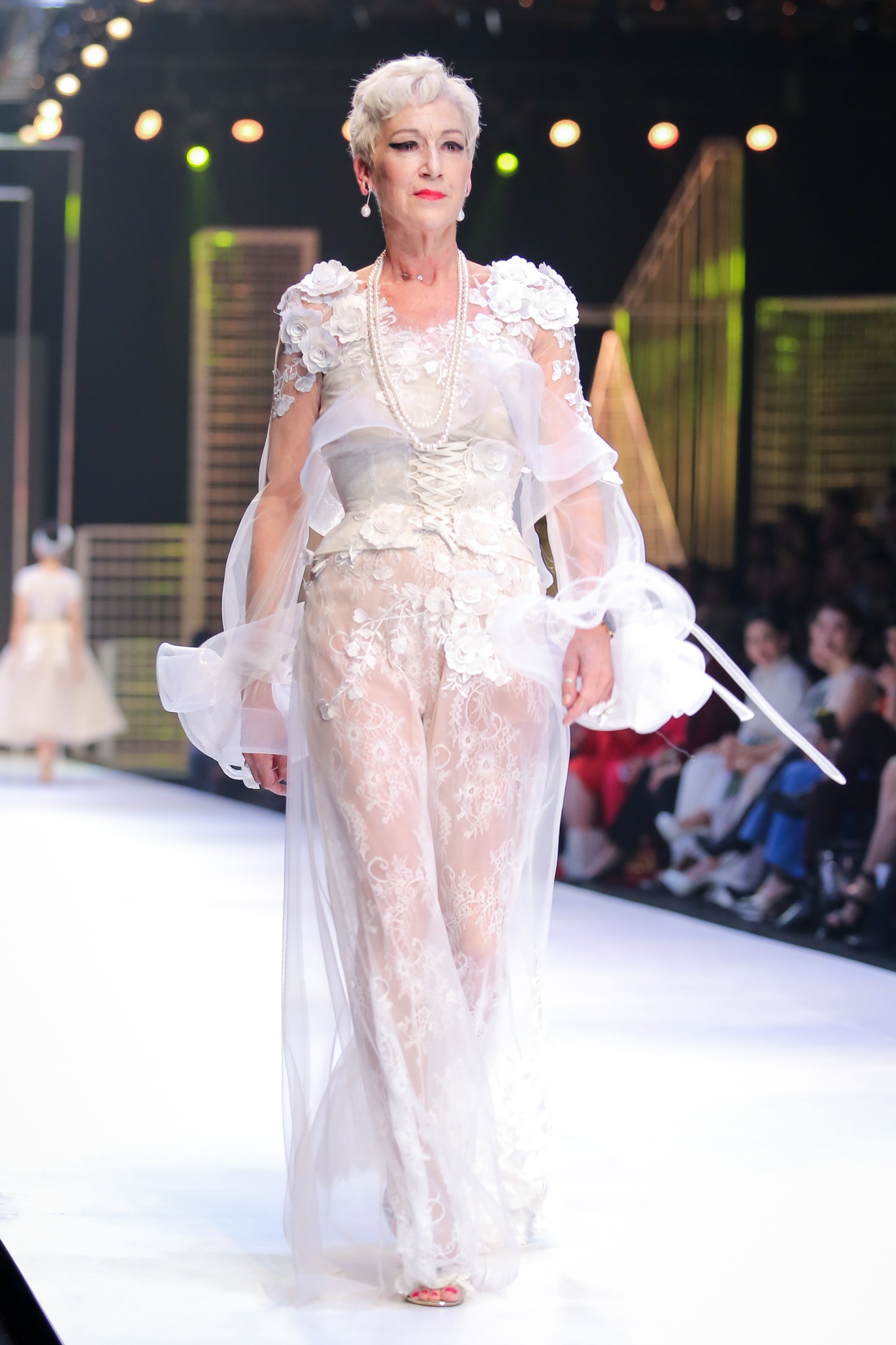 Nguoi mau U60 trinh dien thoi trang anh 1