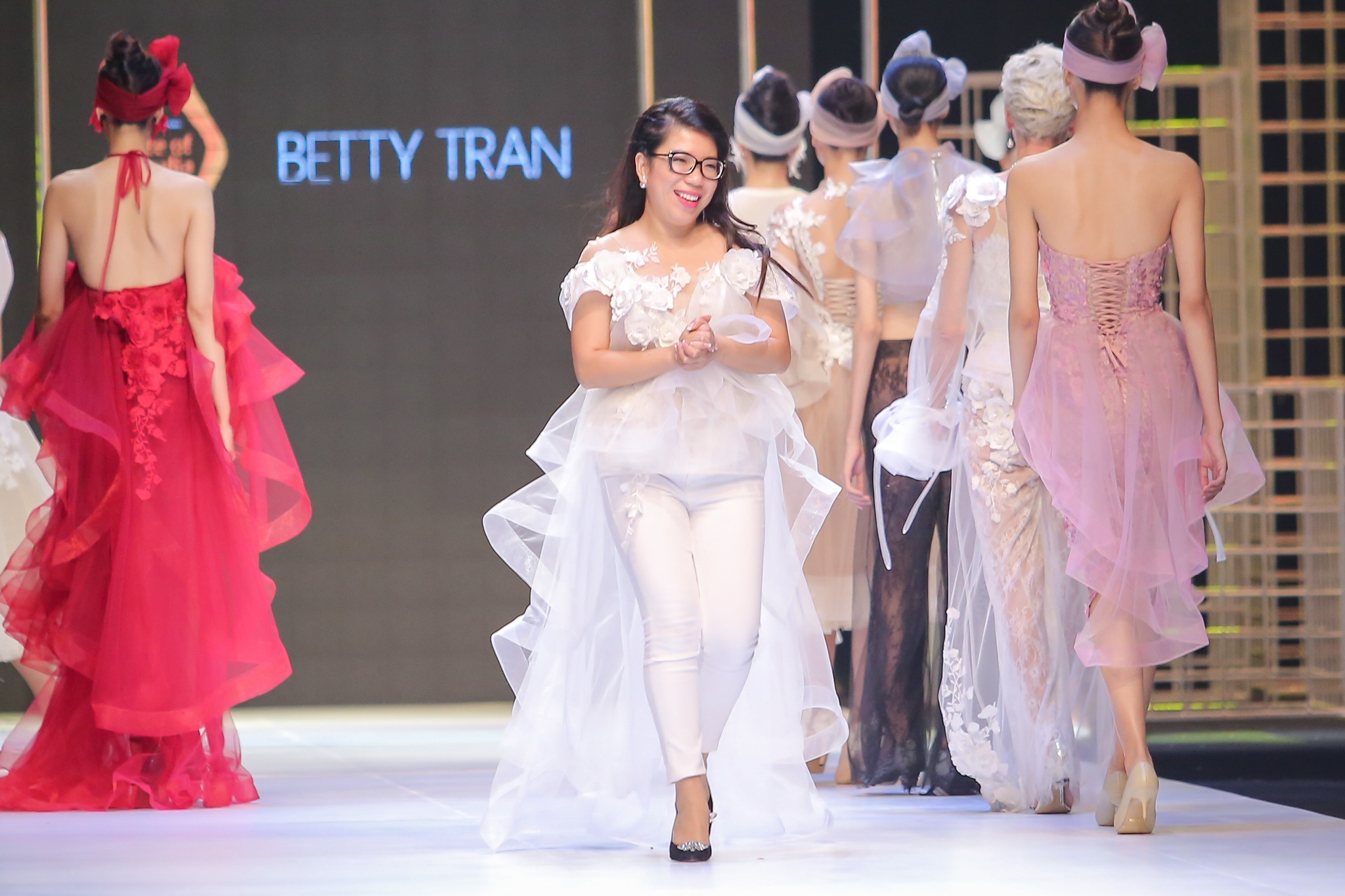 Nguoi mau U60 trinh dien thoi trang anh 9