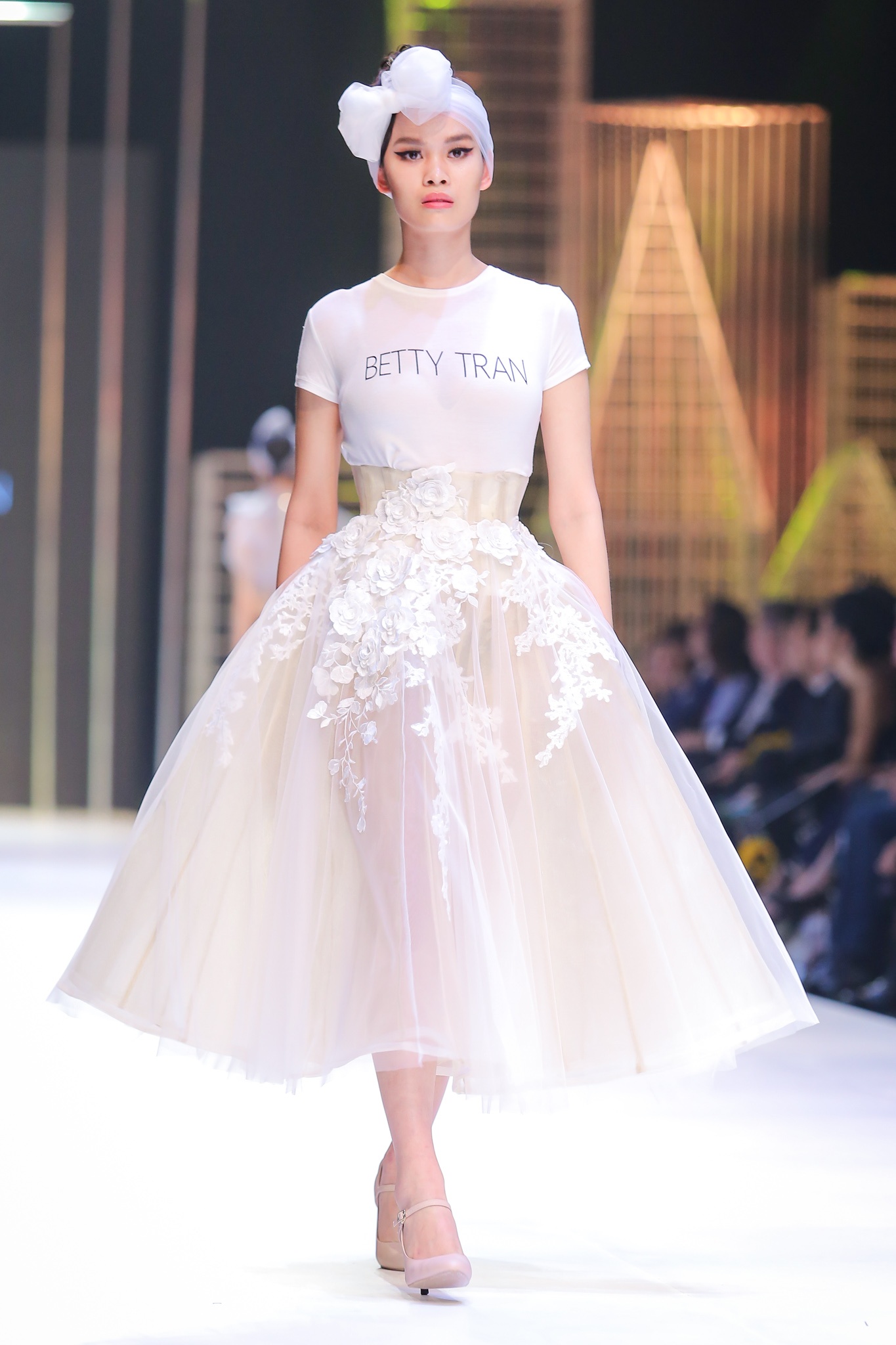 Nguoi mau U60 trinh dien thoi trang anh 3