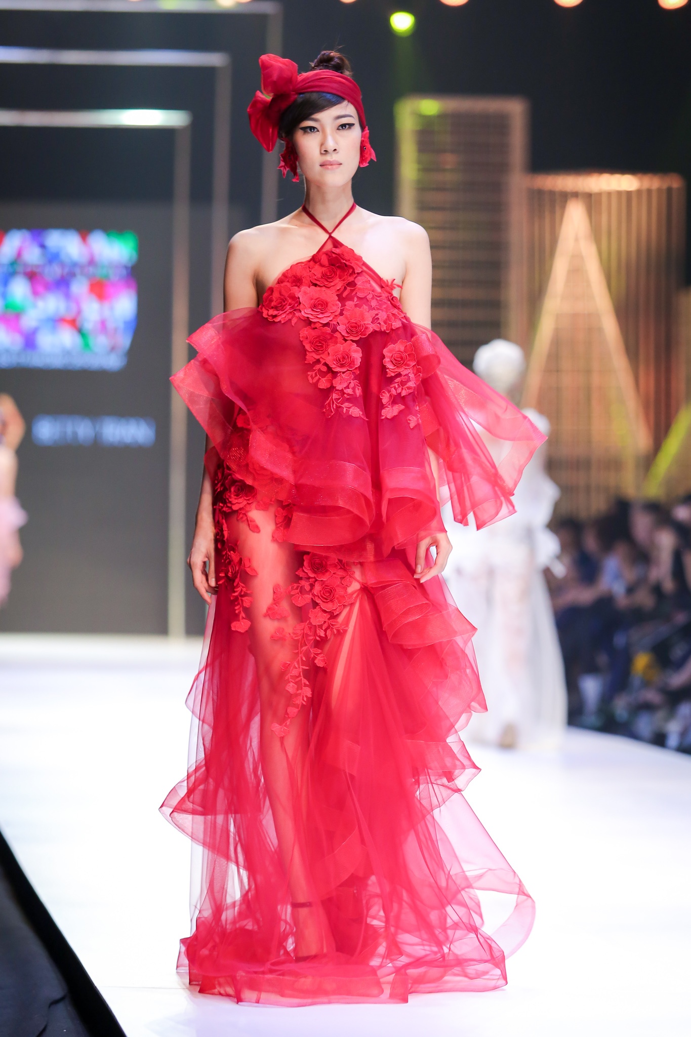 Nguoi mau U60 trinh dien thoi trang anh 4