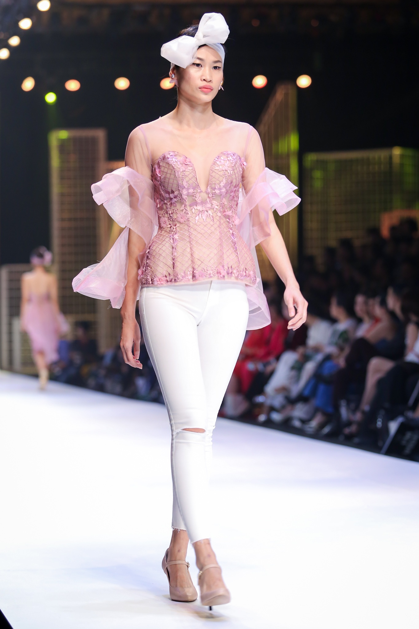 Nguoi mau U60 trinh dien thoi trang anh 5