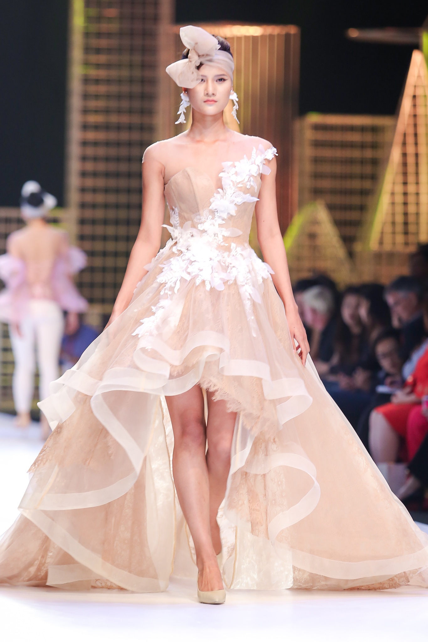 Nguoi mau U60 trinh dien thoi trang anh 6