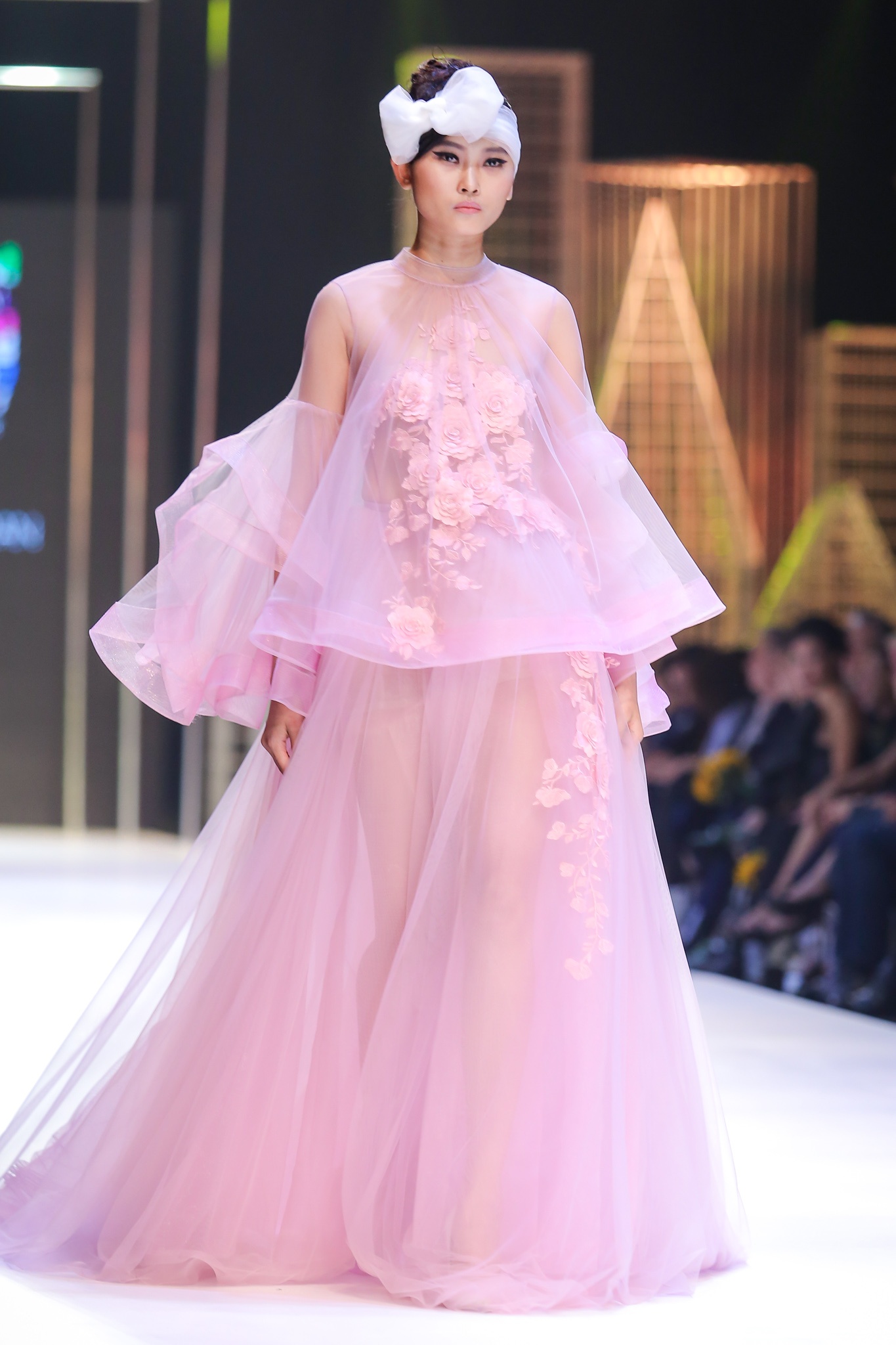 Nguoi mau U60 trinh dien thoi trang anh 7