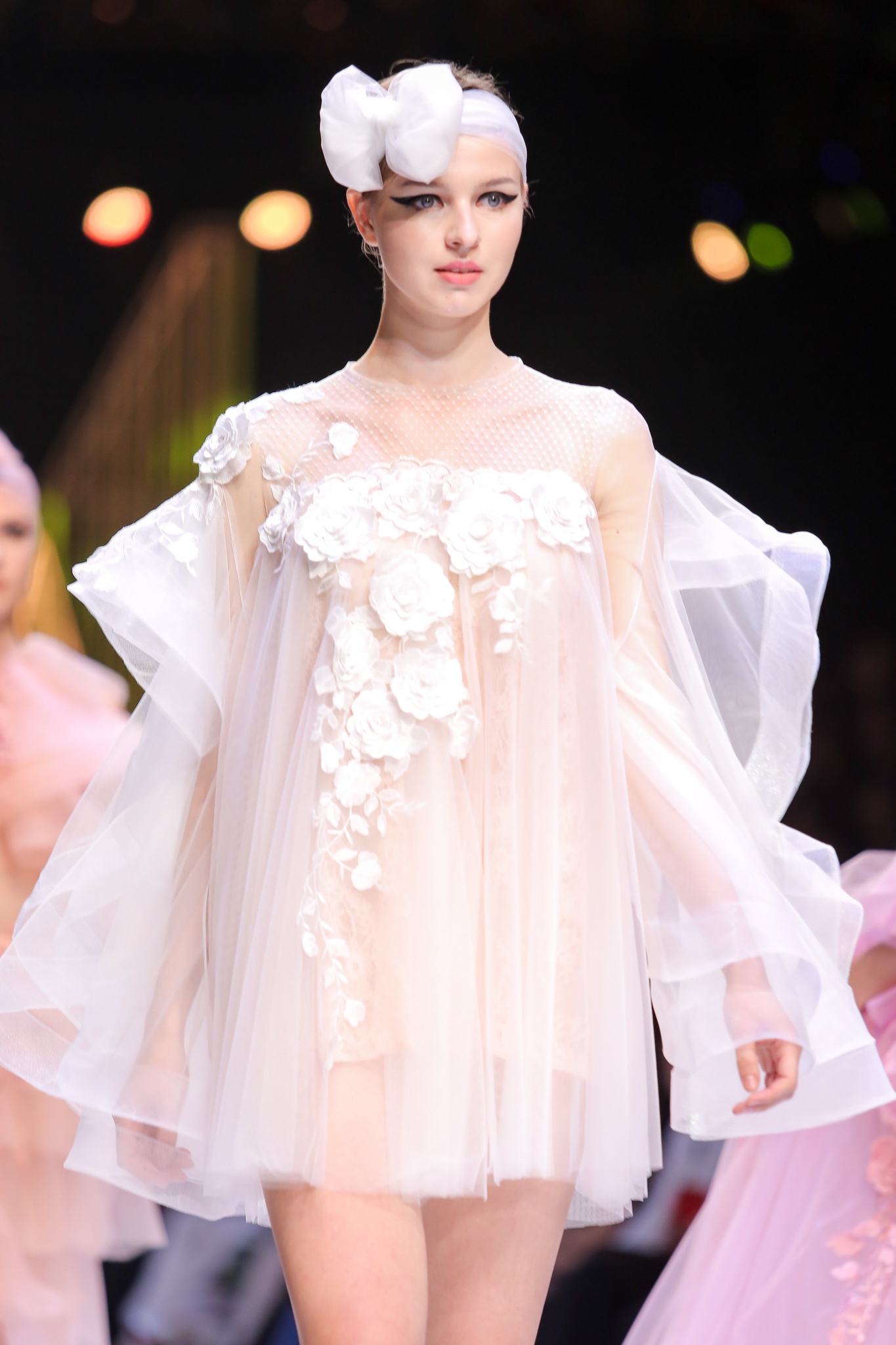 Nguoi mau U60 trinh dien thoi trang anh 8