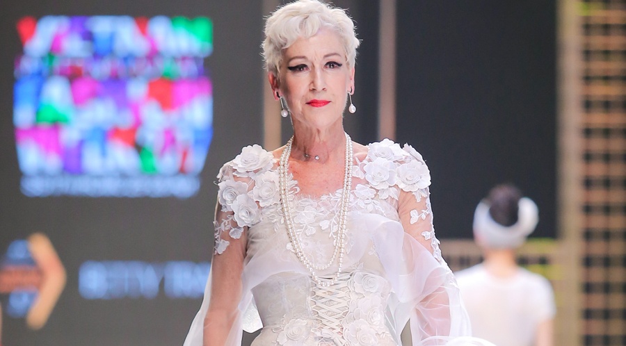 Nguoi mau U60 trinh dien o Tuan le thoi trang quoc te VN hinh anh