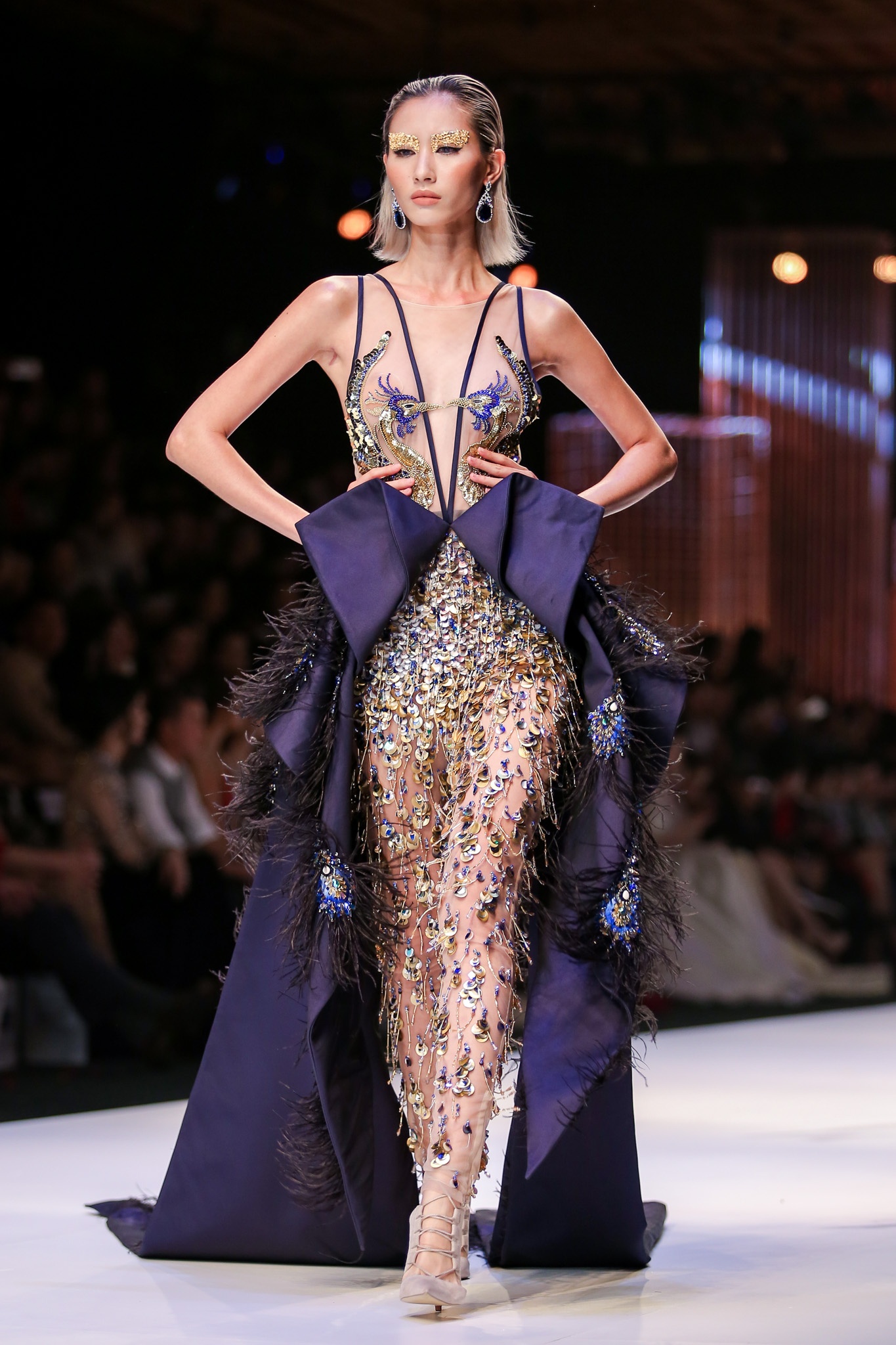 Ngọc Trinh, Kỳ Duyên trình diễn thời trang ảnh 9 Ngoc Trinh, Ky Duyen trinh dien thoi trang anh 9