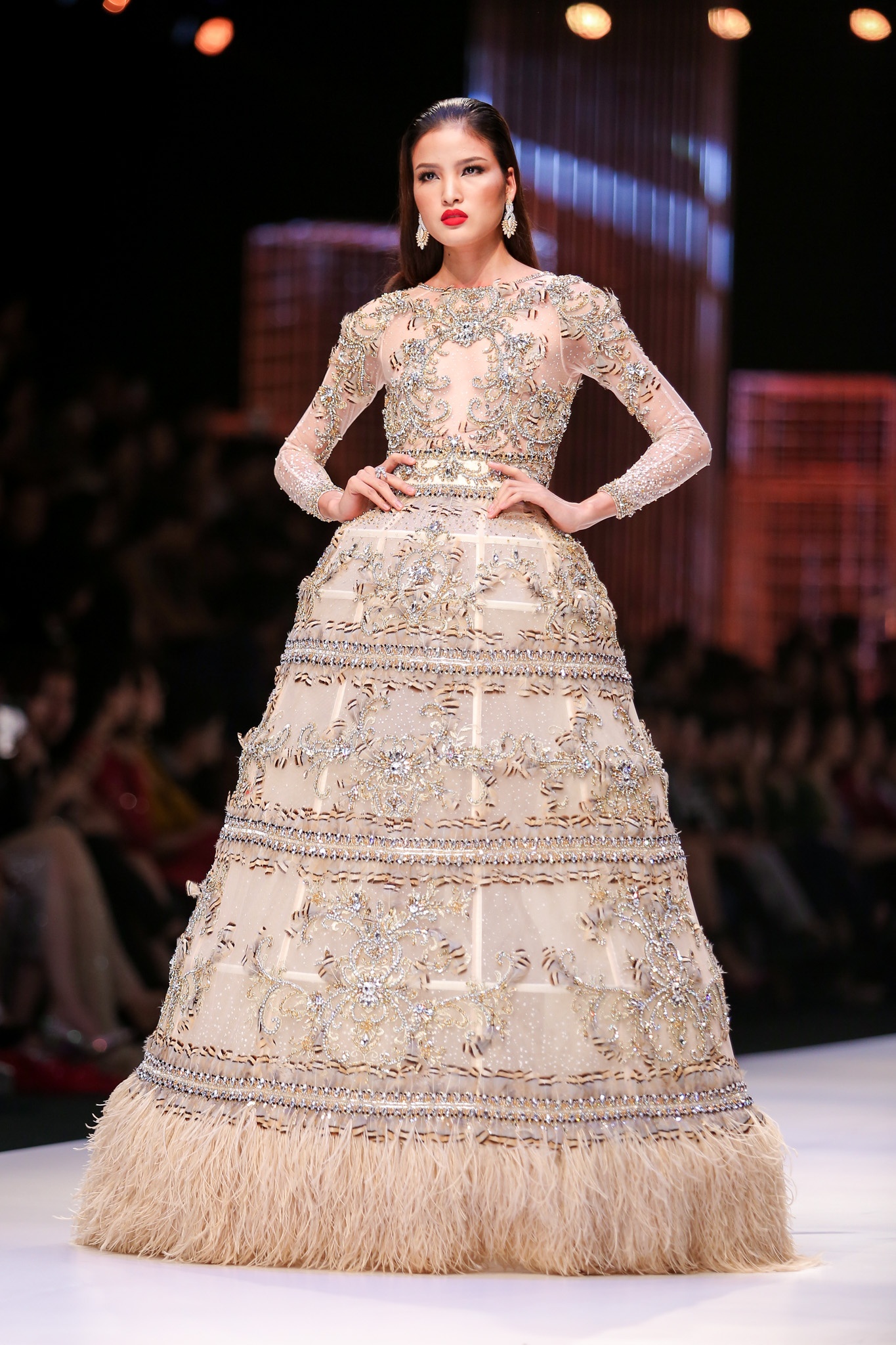 Ngọc Trinh, Kỳ Duyên trình diễn thời trang ảnh 10 Ngoc Trinh, Ky Duyen trinh dien thoi trang anh 10