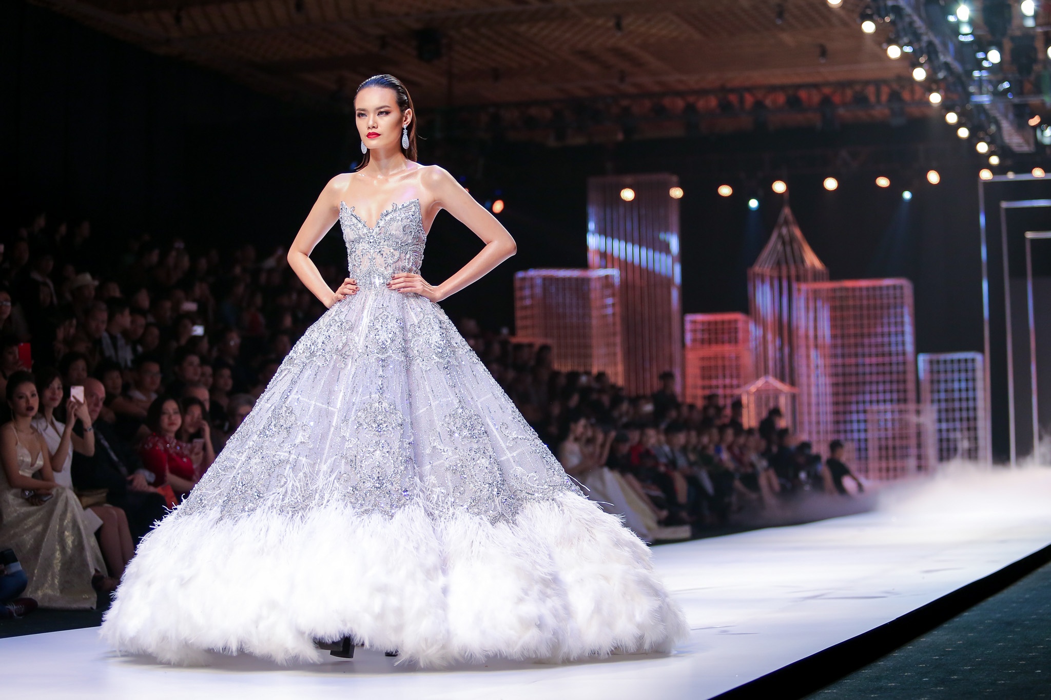 Ngọc Trinh, Kỳ Duyên trình diễn thời trang ảnh 4 Ngoc Trinh, Ky Duyen trinh dien thoi trang anh 4