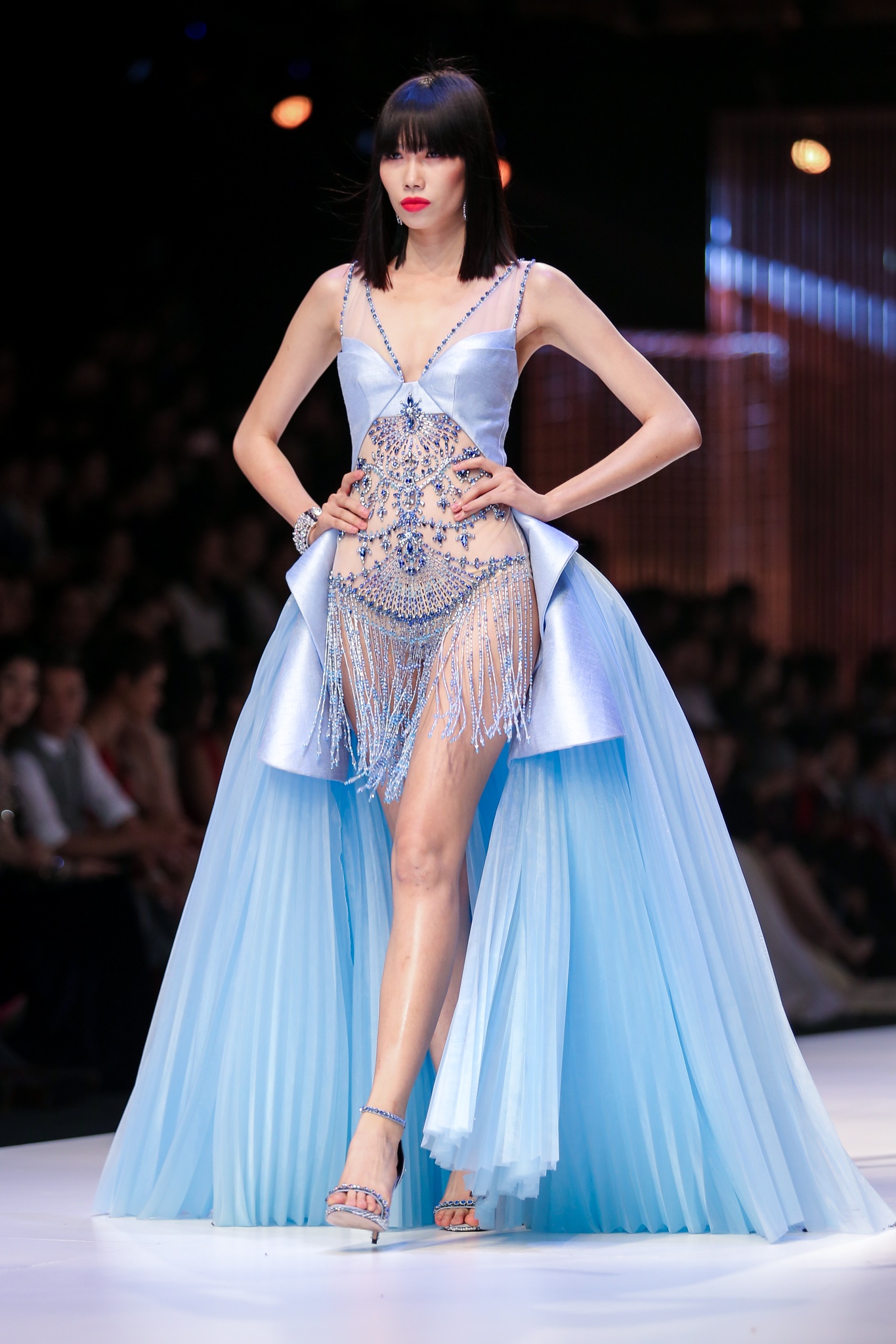 Ngọc Trinh, Kỳ Duyên trình diễn thời trang ảnh 6 Ngoc Trinh, Ky Duyen trinh dien thoi trang anh 6