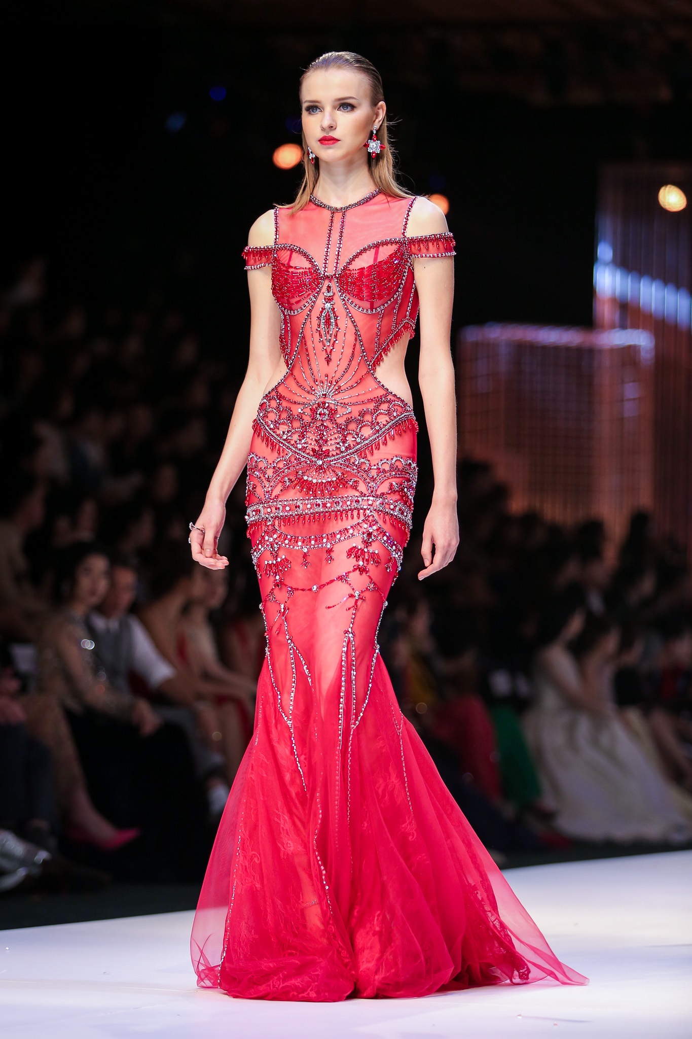 Ngọc Trinh, Kỳ Duyên trình diễn thời trang ảnh 7 Ngoc Trinh, Ky Duyen trinh dien thoi trang anh 7