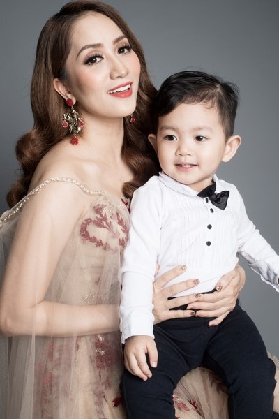 Khánh Thi lần đầu hát cùng con trai ảnh 1 Khanh Thi lan dau hat cung con trai anh 1