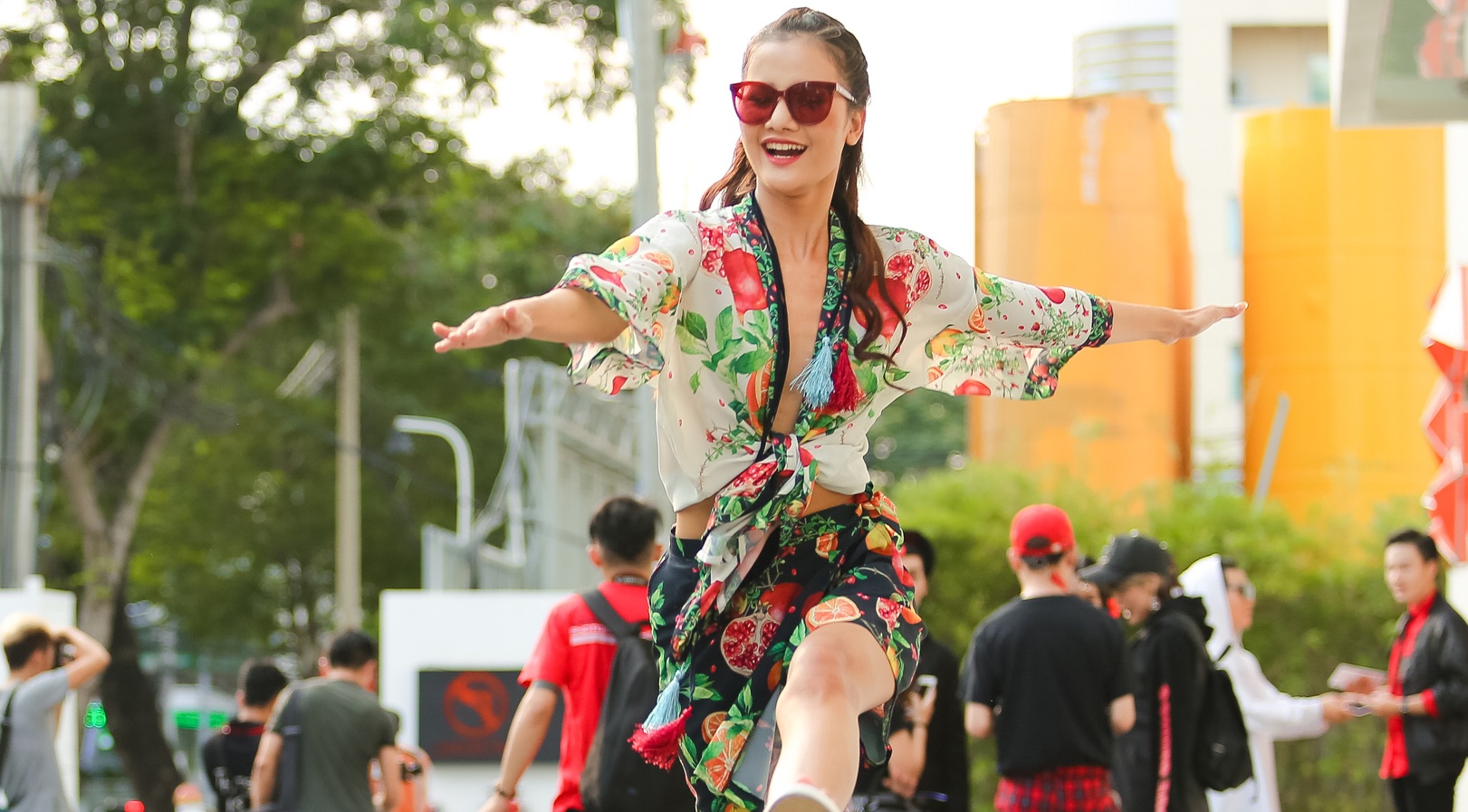 Ngay thu 3 Tuan le thoi trang: Street style mau sac song dong hinh anh