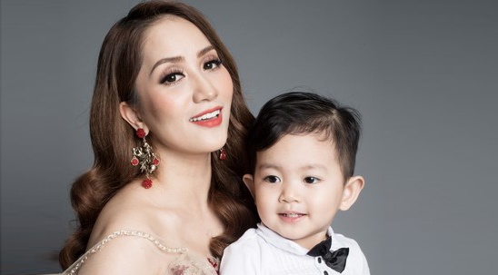 Khanh Thi lan dau hat cung con trai trong san pham moi hinh anh