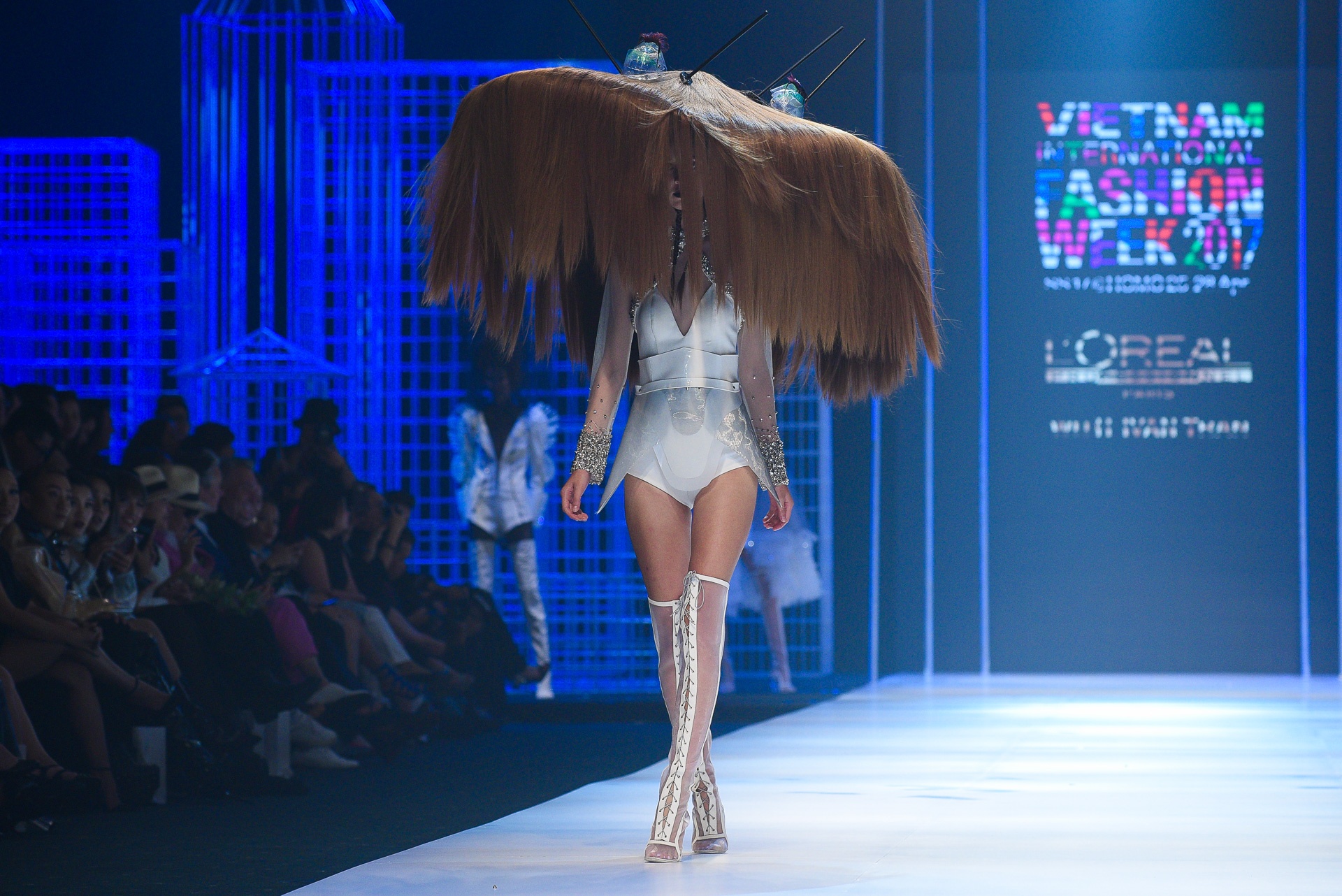 Mau Thuy lieu xieu tren san dien anh 4