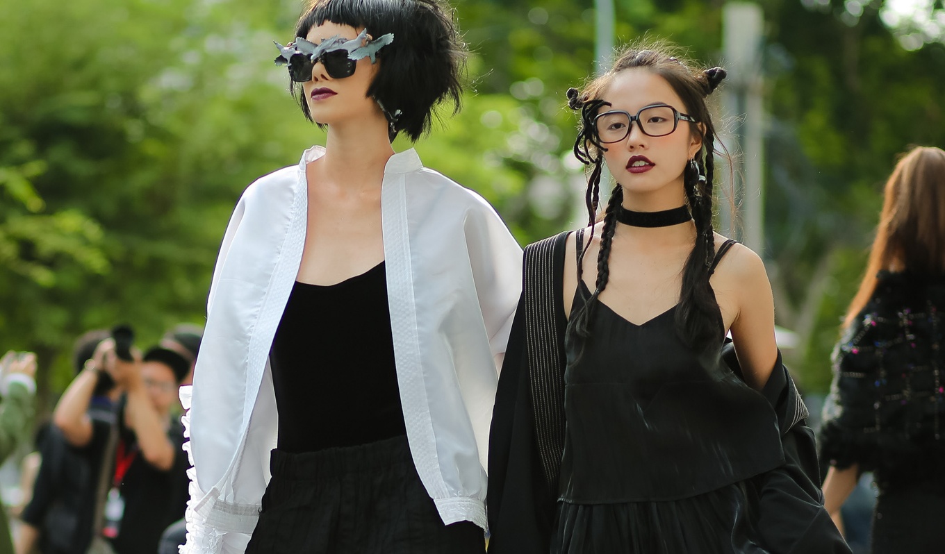 Chan dai Viet an van noi loan ngay be mac tuan le thoi trang hinh anh