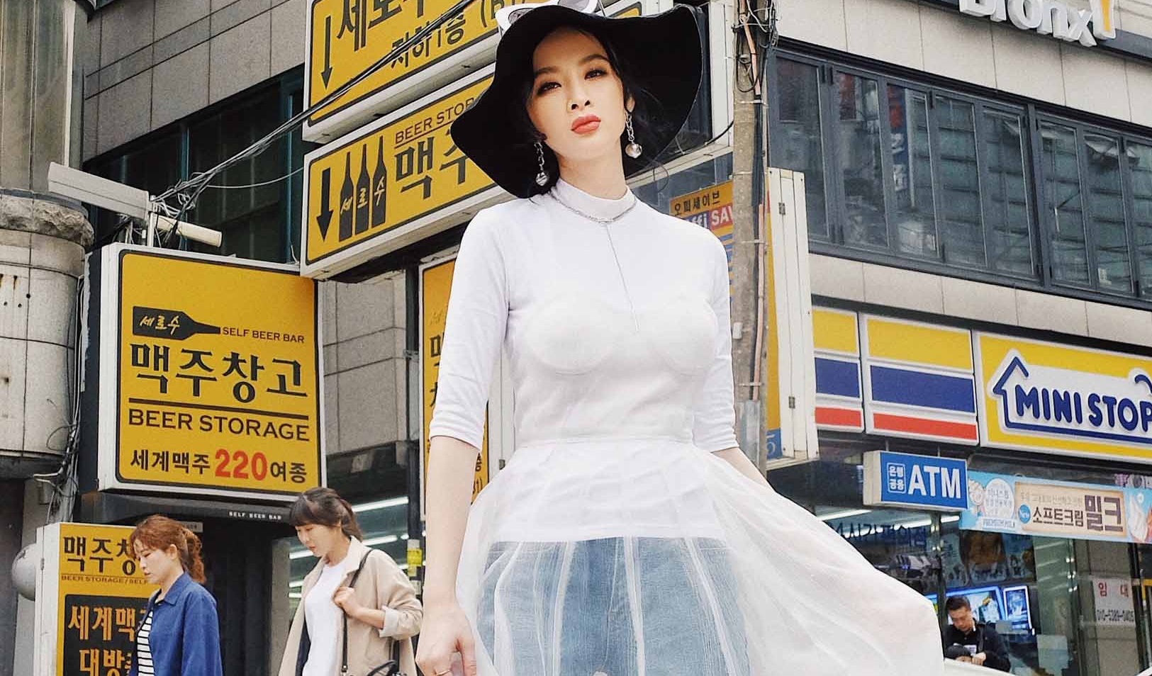 Angela Phuong Trinh sanh dieu tren duong pho Han Quoc hinh anh