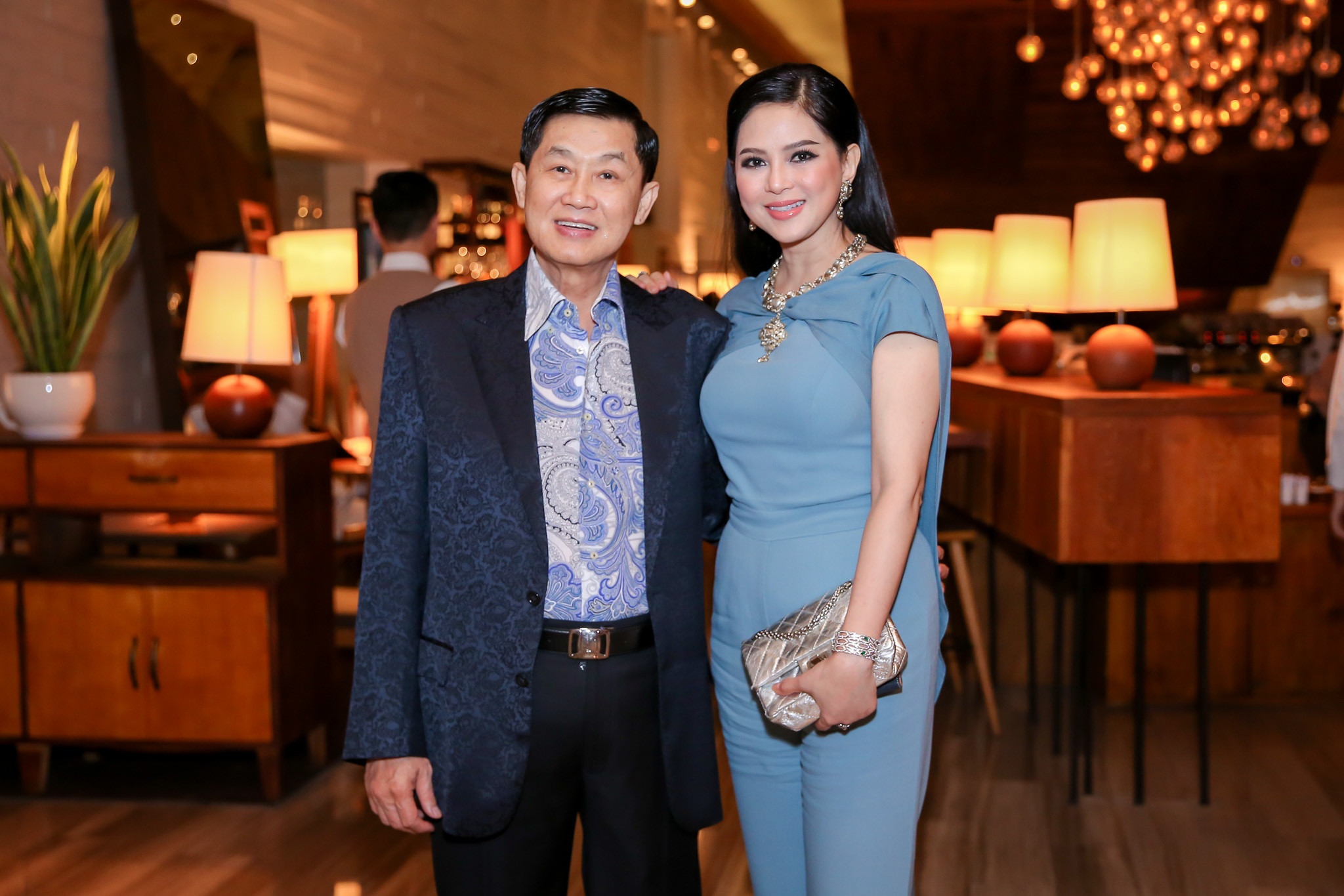 Bo me chong Tang Thanh Ha di xem thoi trang anh 1