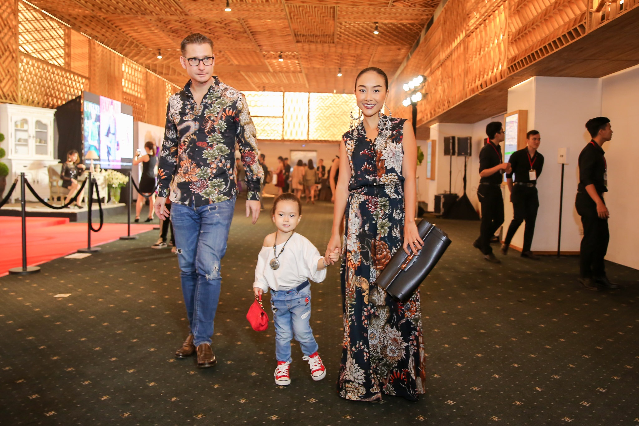 Bo me chong Tang Thanh Ha di xem thoi trang anh 5