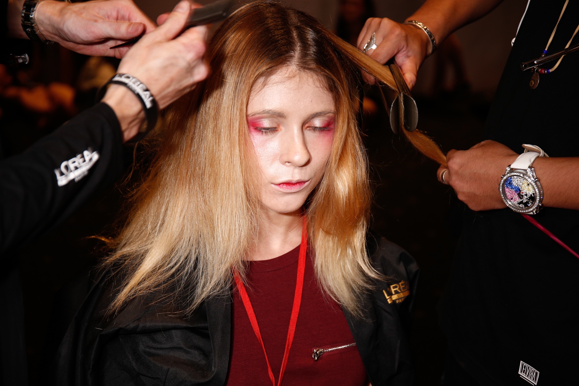 Ngay thu 3 Tuan le thoi trang: Trang diem mau nong len ngoi hinh anh