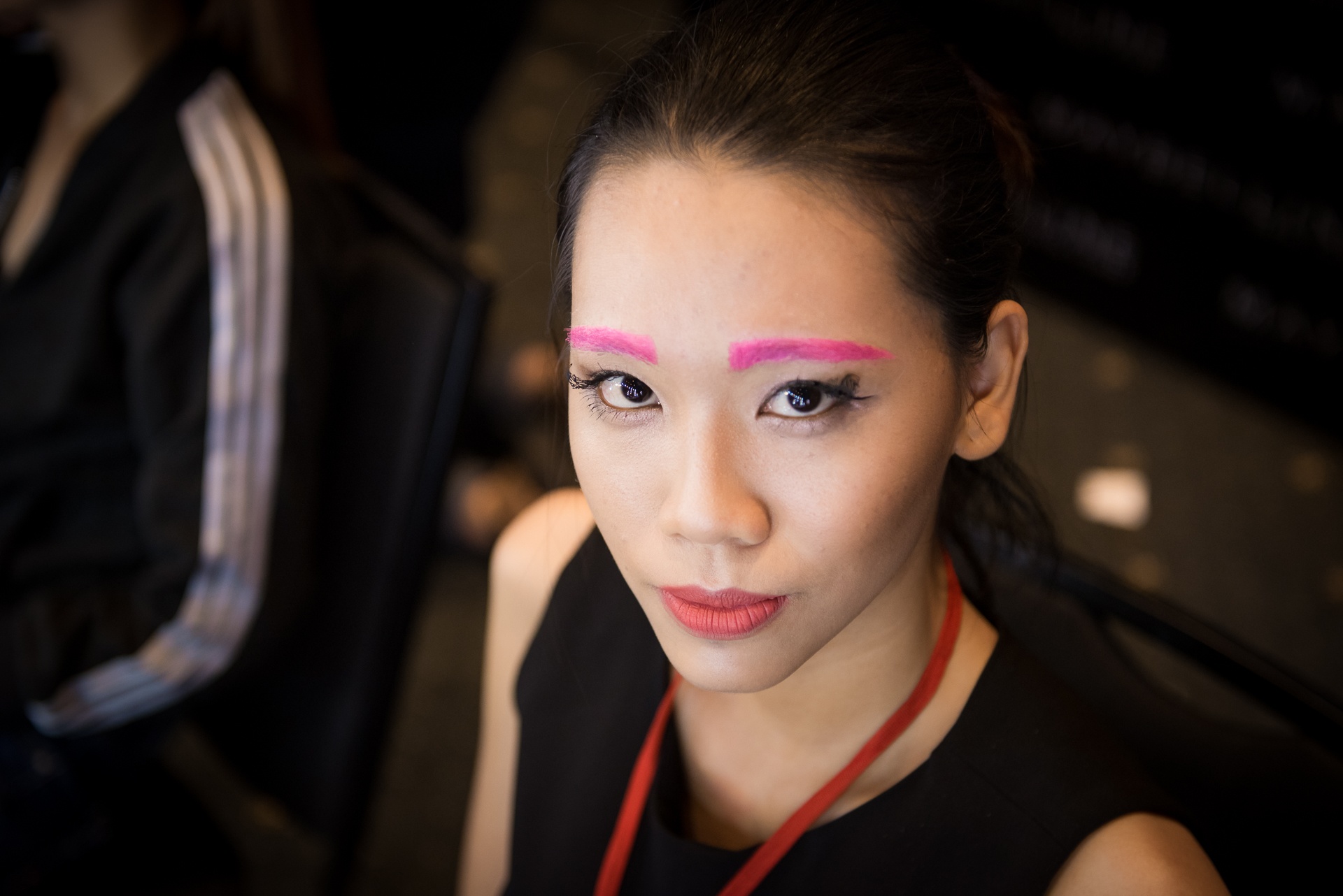 Chan may sac mau, mat vien nhu noi bat o be mac Tuan le Thoi trang hinh anh