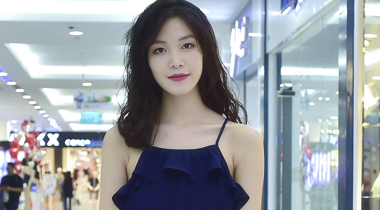 Hoa hau Thuy Dung dien vay hai day hiem hoi di su kien hinh anh