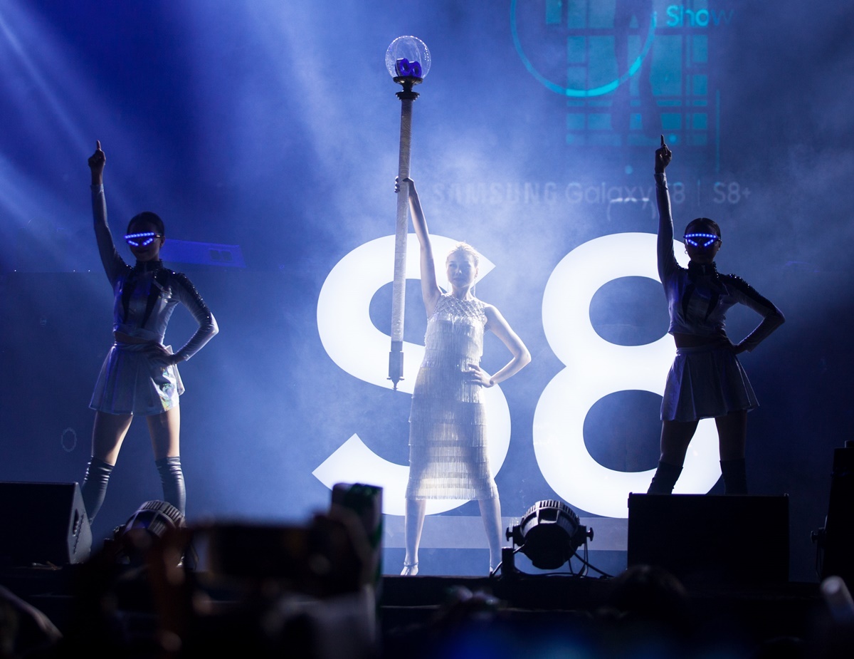 Thanh Hang khoe vu dao sexy tren san khau hinh anh