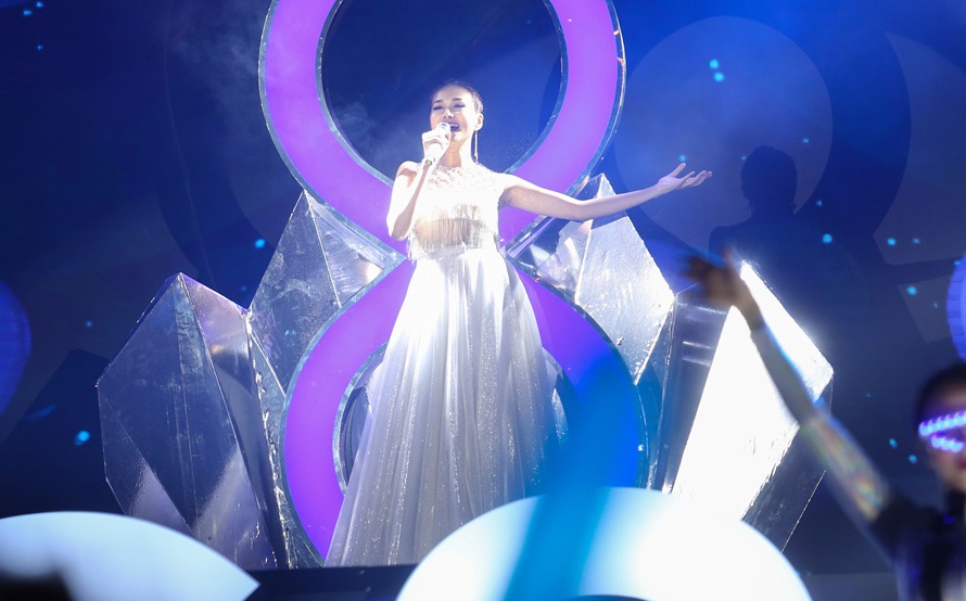 Thanh Hang lang xe mot toc tet anh 6