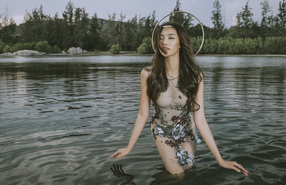 Lan Khuê chụp ảnh trên sông nước ảnh 3 Lan Khue chup anh tren song nuoc anh 3