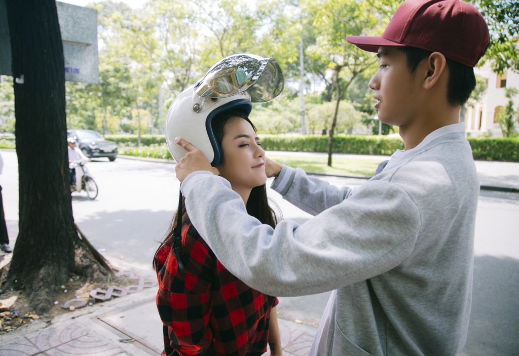 Quang Dang - Thai Trinh di xe may den su kien anh 2