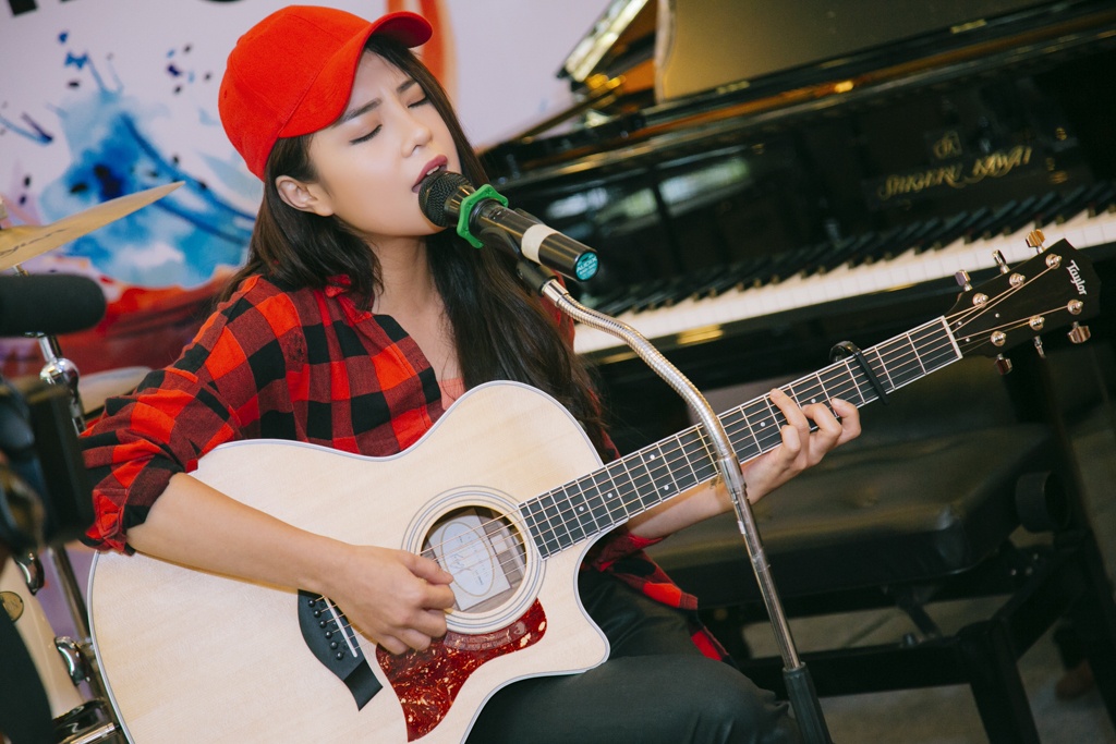 Quang Dang - Thai Trinh di xe may den su kien anh 4