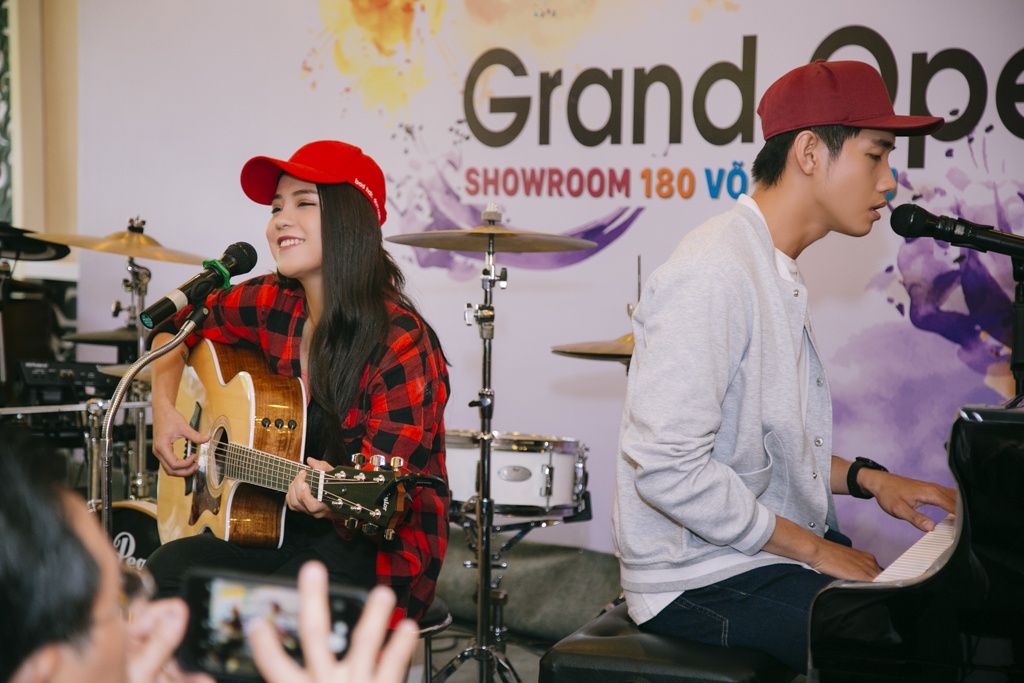 Quang Dang - Thai Trinh di xe may den su kien anh 5