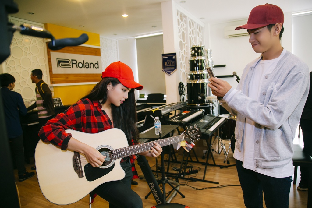 Quang Dang - Thai Trinh di xe may den su kien anh 6