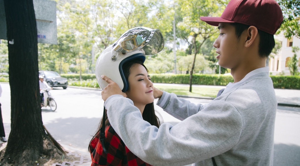 Quang Dang - Thai Trinh di xe may den su kien hinh anh