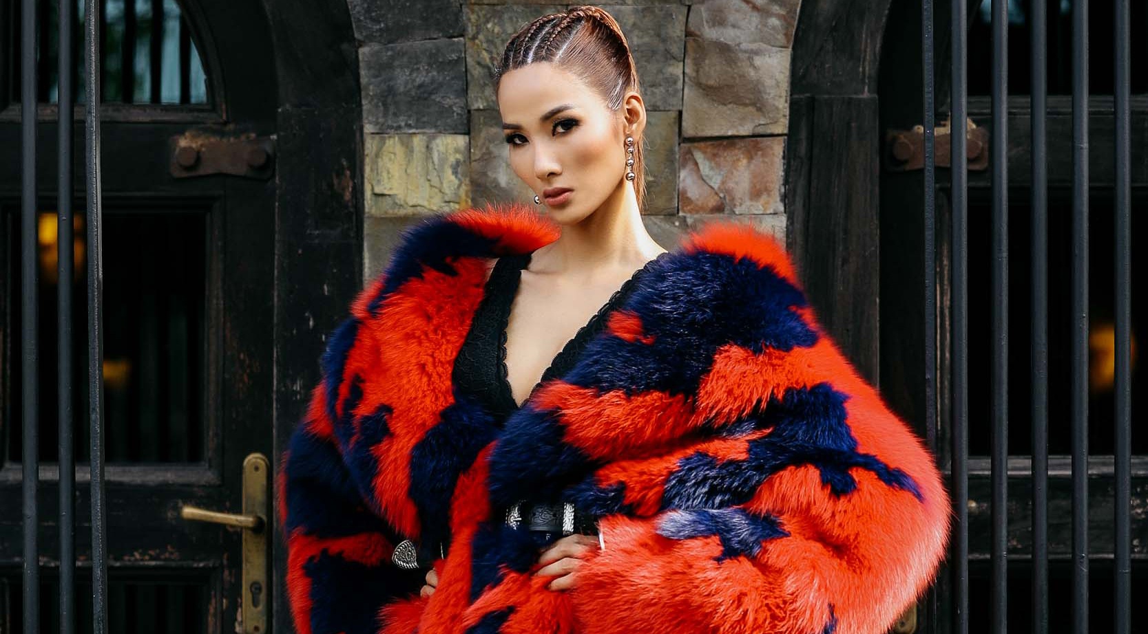 Hoang Thuy dien ao khoac long sac so giua he lam giam khao The Face hinh anh