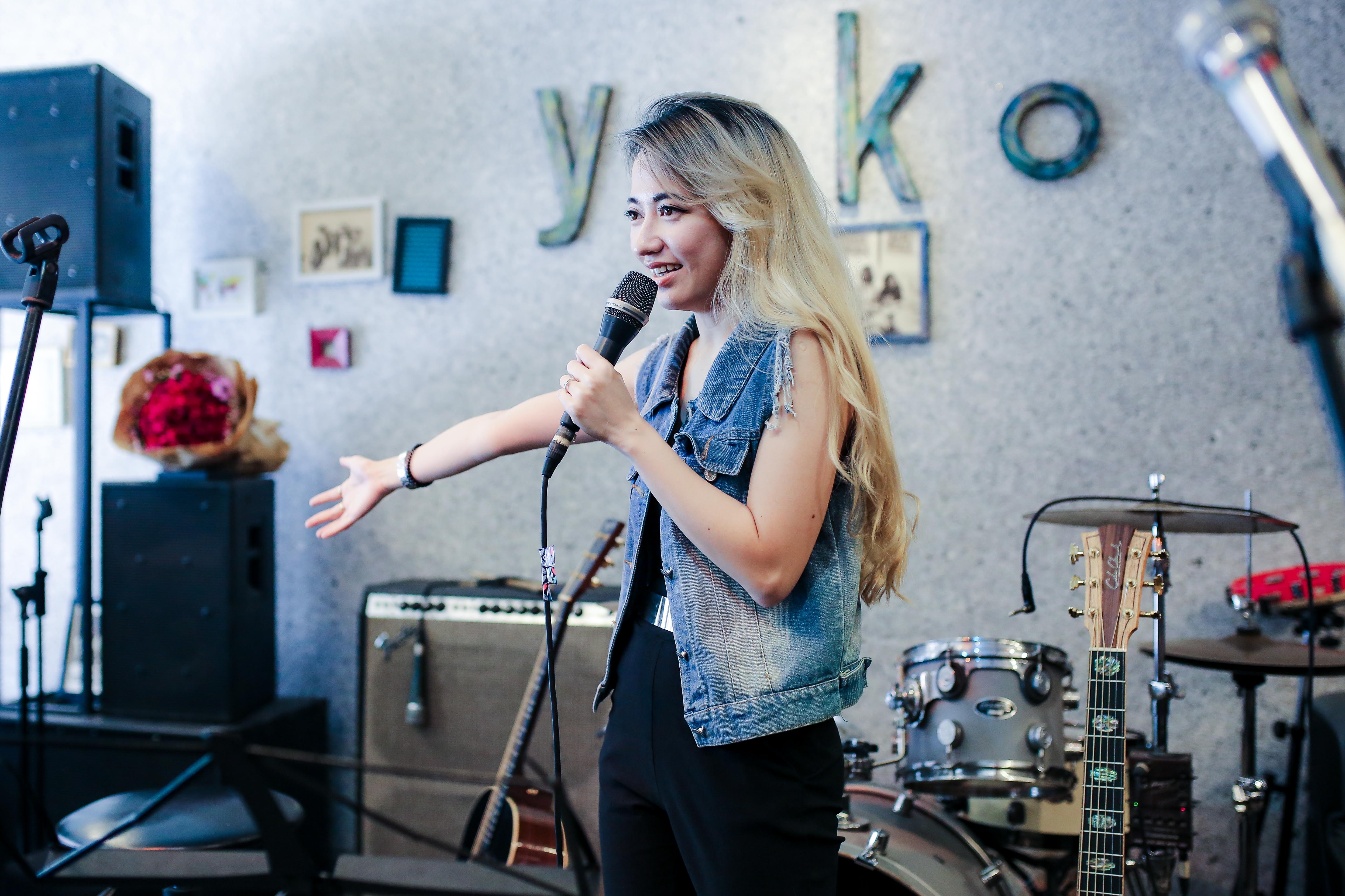 Xuan Nghi giao luu cung nguoi ham mo tai Viet Nam hinh anh